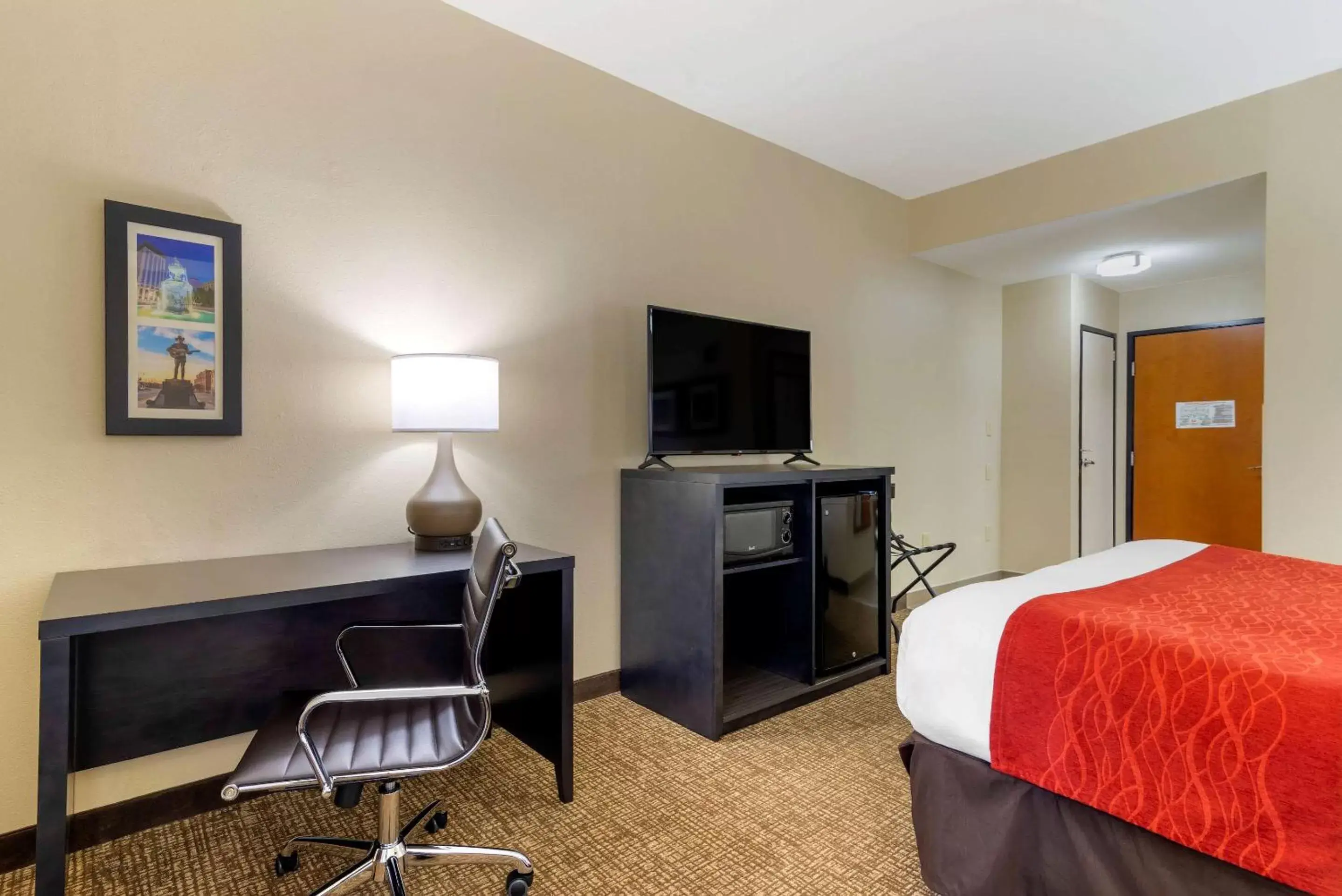 Photo of the whole room, TV/Entertainment Center in Comfort Inn & Suites Montgomery Eastchase