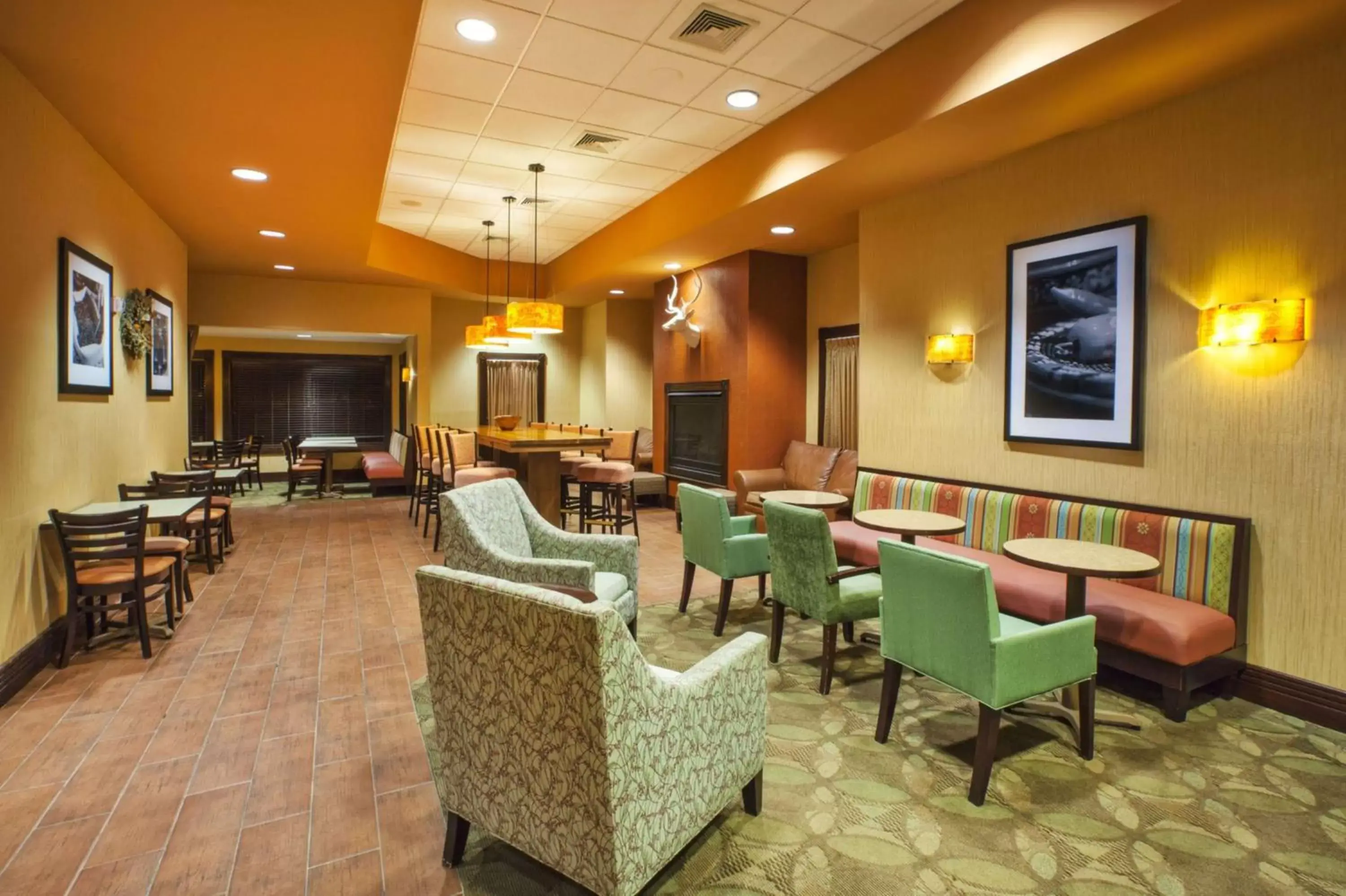 Dining area, Lounge/Bar in Hampton Inn Gaylord