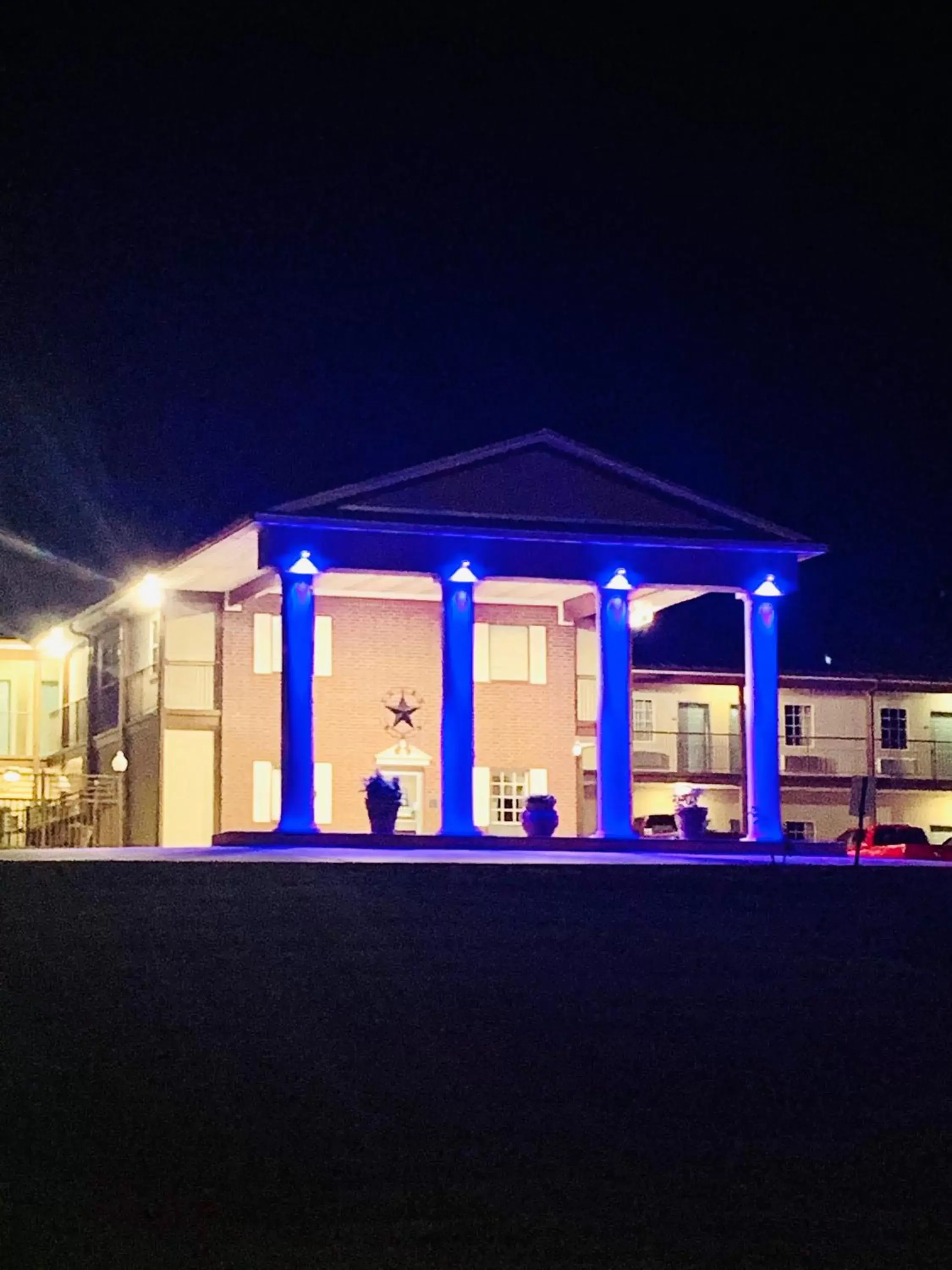 Facade/entrance in Weston Inn & Suites Facade/entrance in Weston Inn & Suites