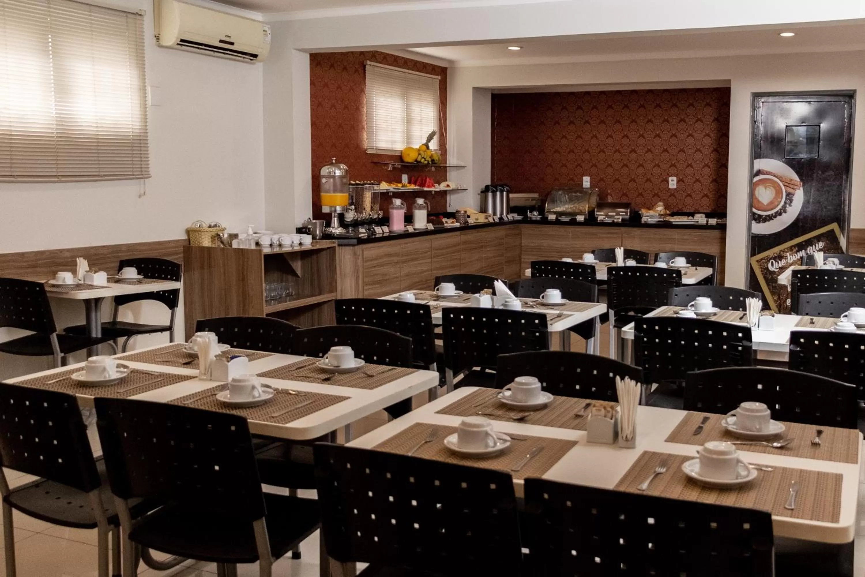 Restaurant/places to eat in Astor Hotel