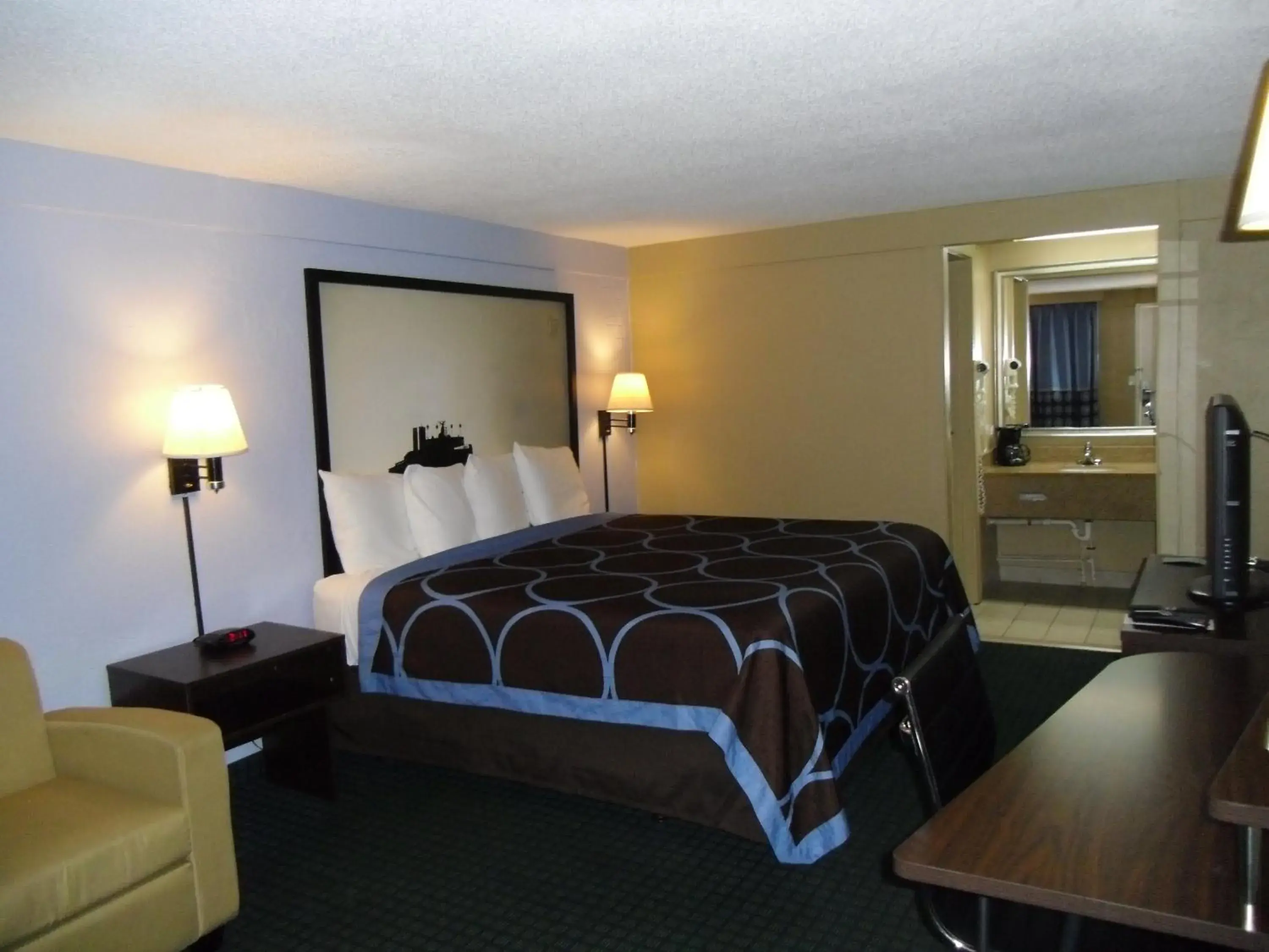 Bedroom, Bed in Super 8 by Wyndham Lantana West Palm Beach