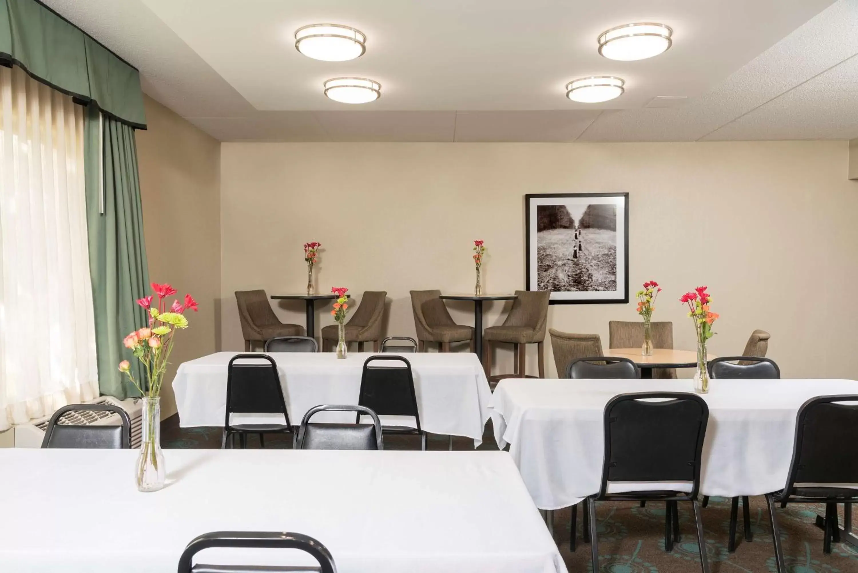 Meeting/conference room, Restaurant/Places to Eat in Hampton Inn Bloomington