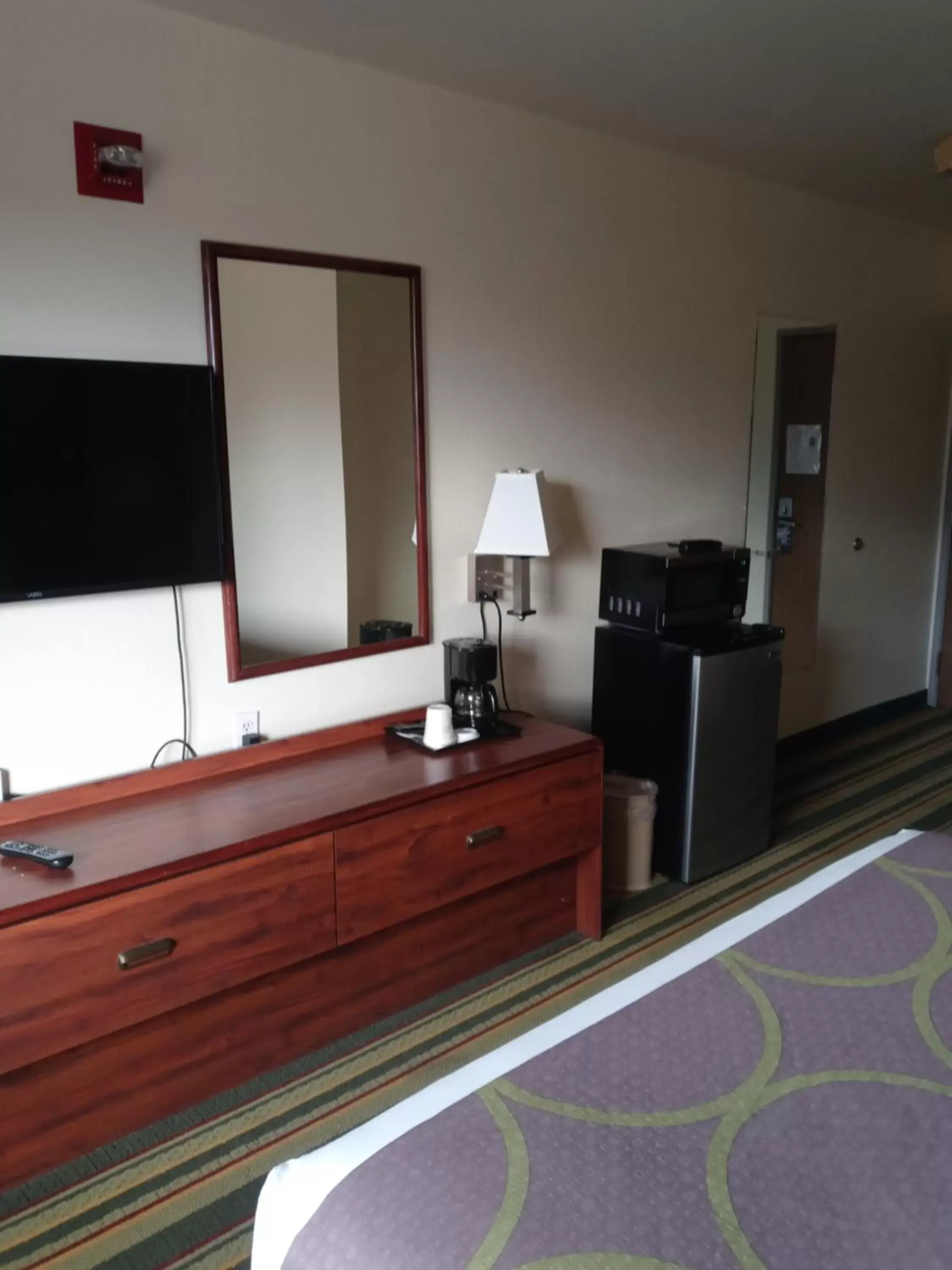 TV and multimedia, TV/Entertainment Center in Super 8 by Wyndham Windsor