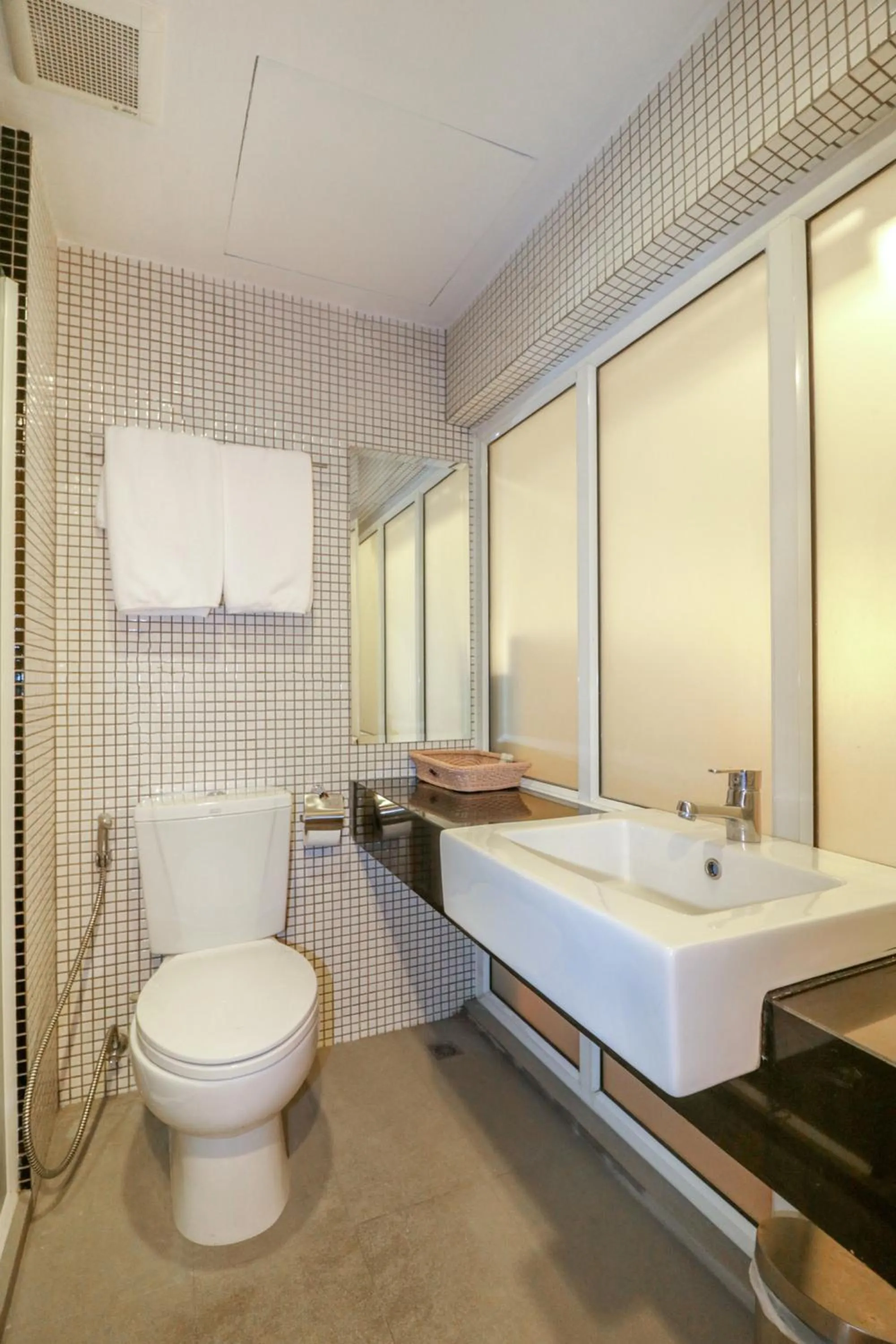 Bathroom in OYO 225 Premier Place Bangkok