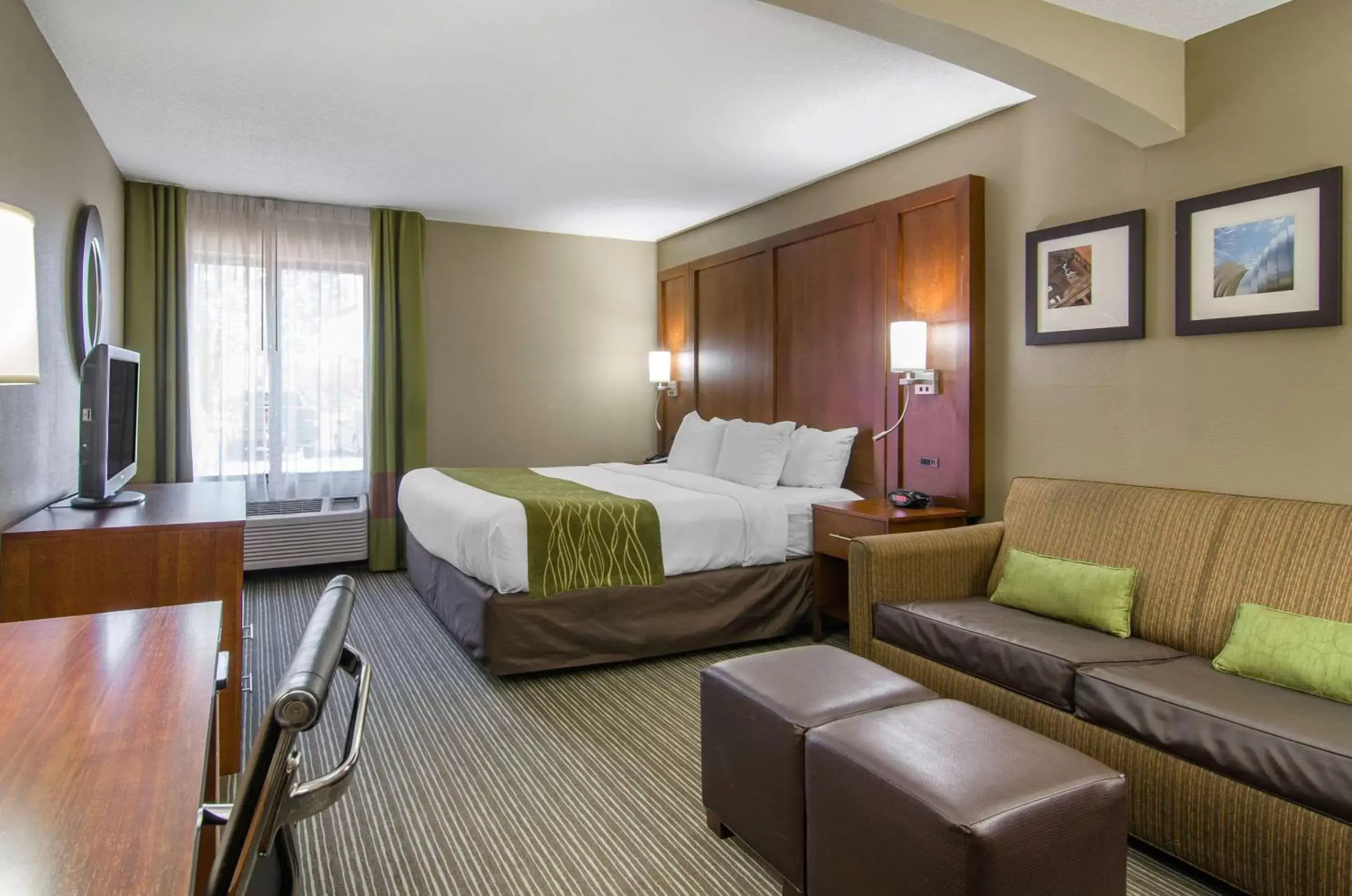 Photo of the whole room in Comfort Inn & Suites Near Worlds of Fun