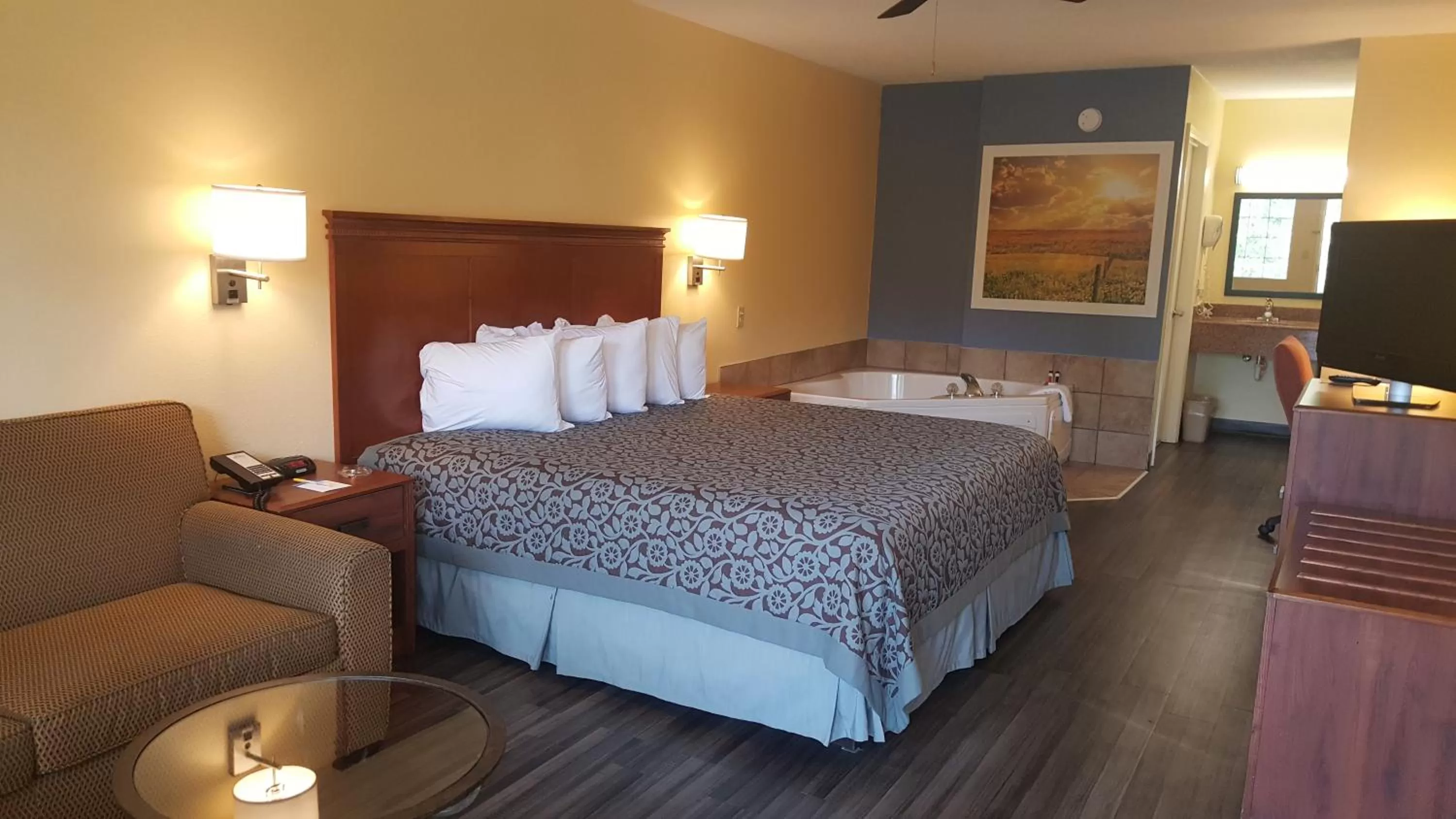 Deluxe King Suite in Days Inn by Wyndham Trenton