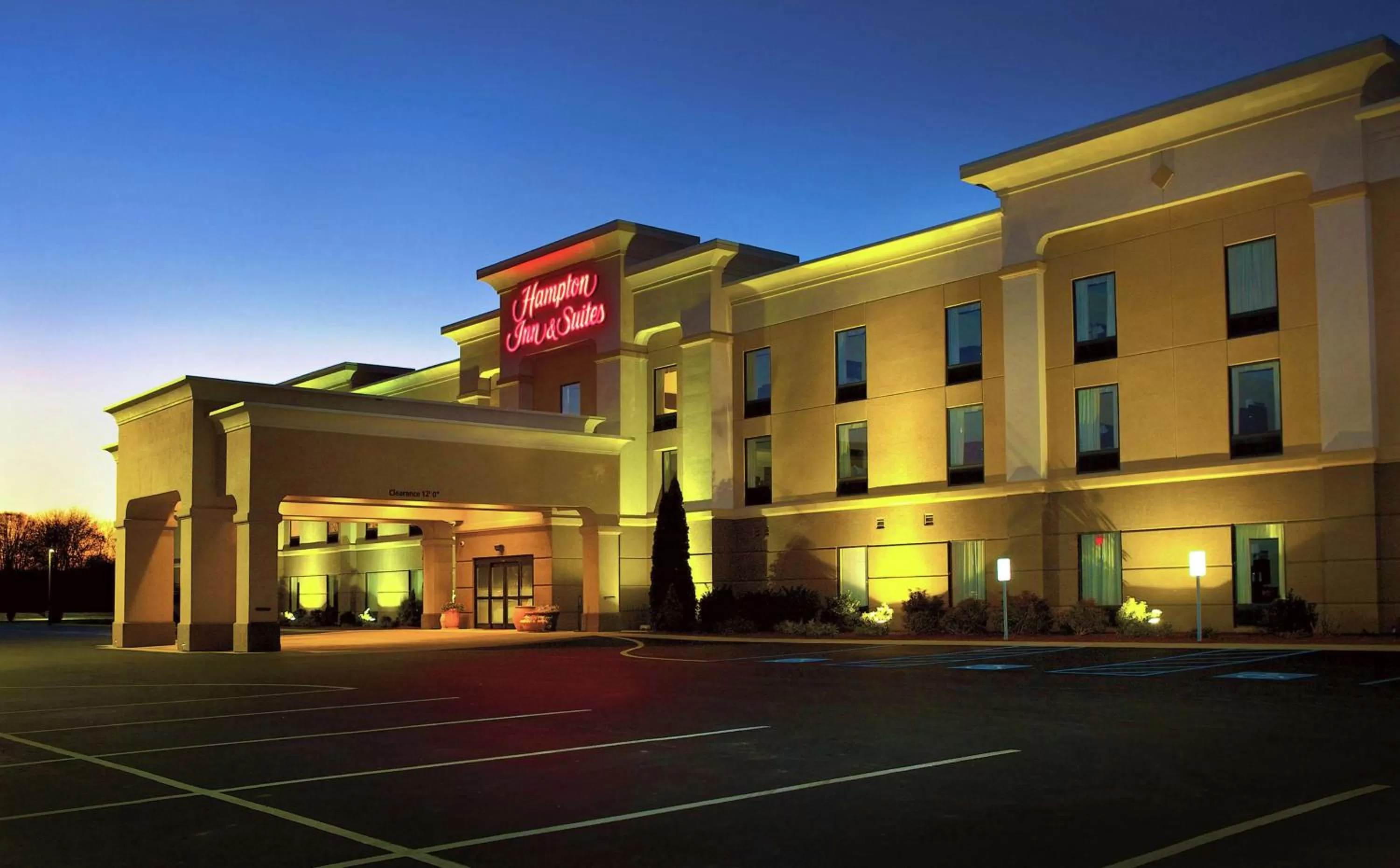 Property building in Hampton Inn and Suites of Lamar