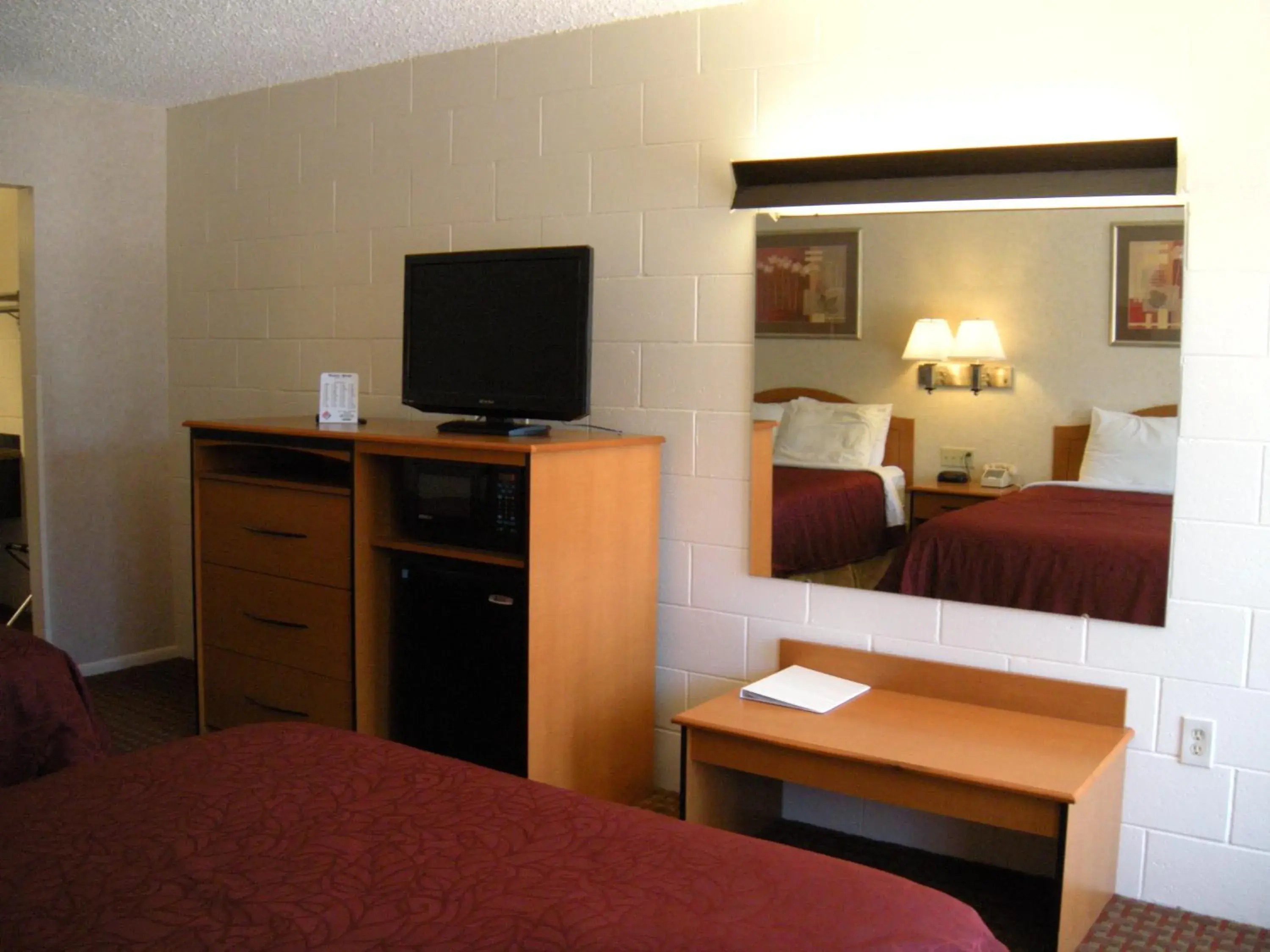 TV and multimedia, TV/Entertainment Center in Motel West