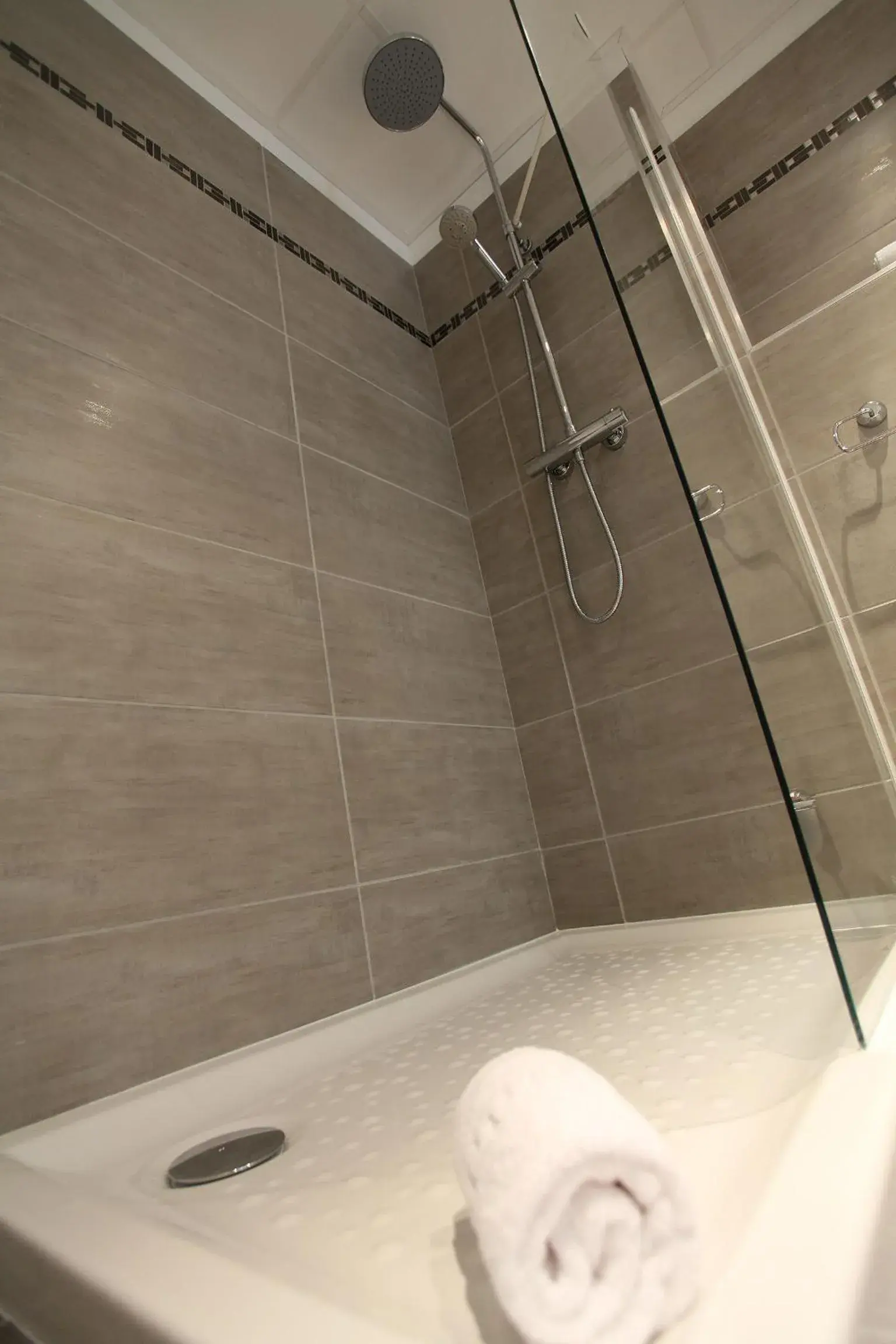 Shower, Bathroom in Hôtel Restaurant les Pielettes