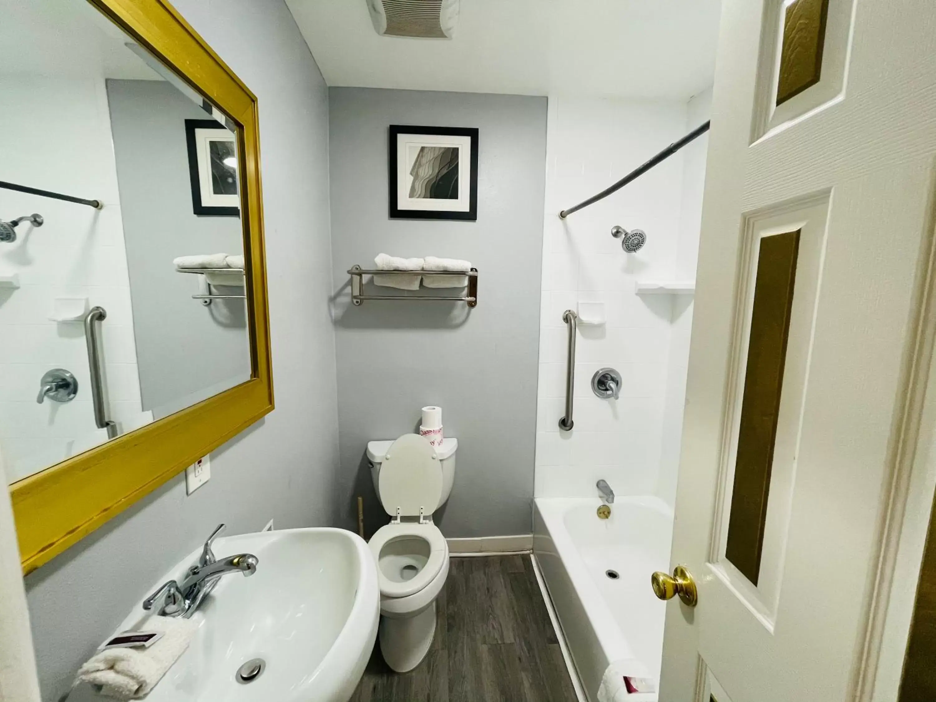 Bathroom in Casa Blanca Inn & Suites Whittier