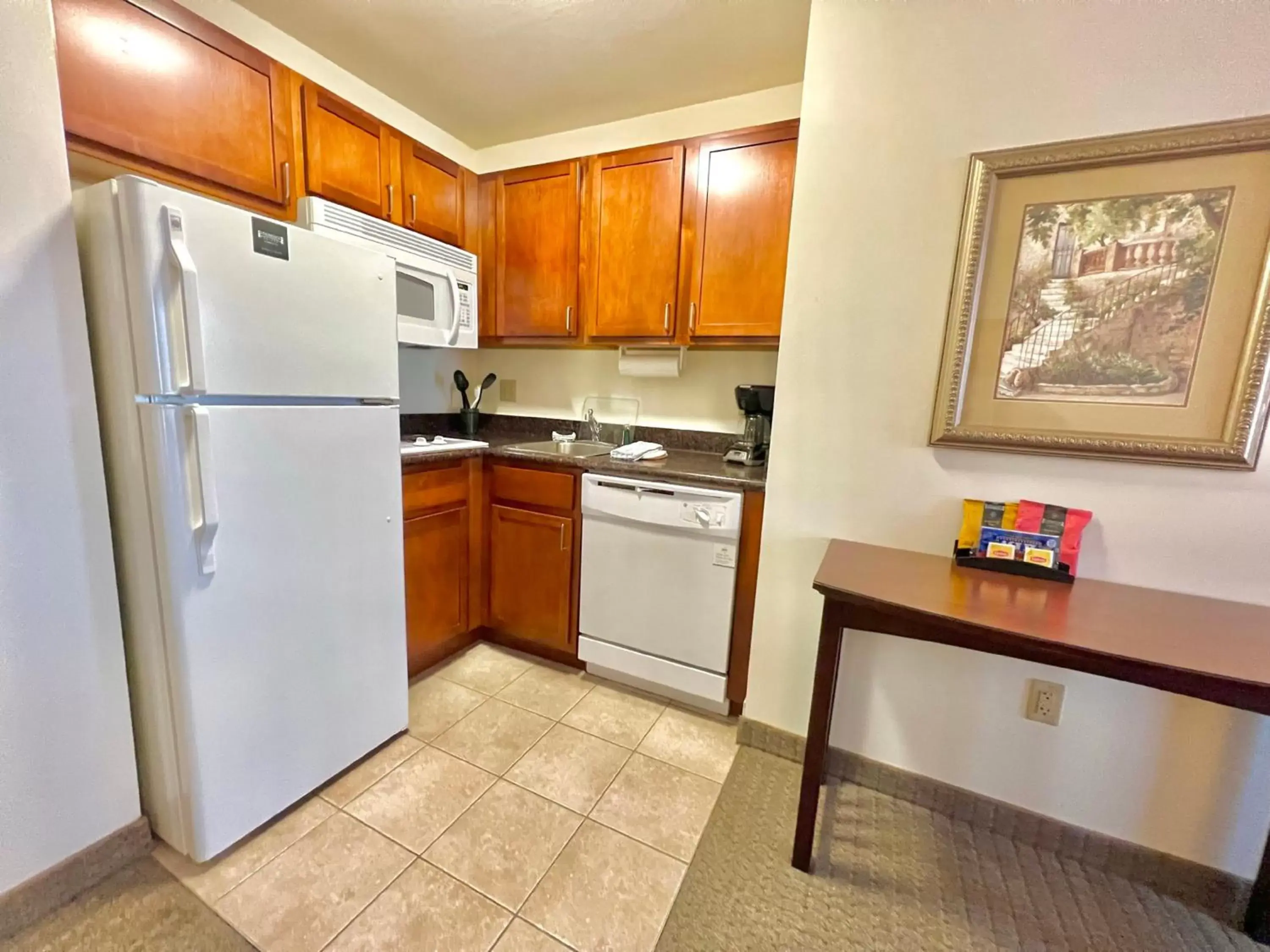 Photo of the whole room, Kitchen/Kitchenette in Staybridge Suites Detroit-Novi