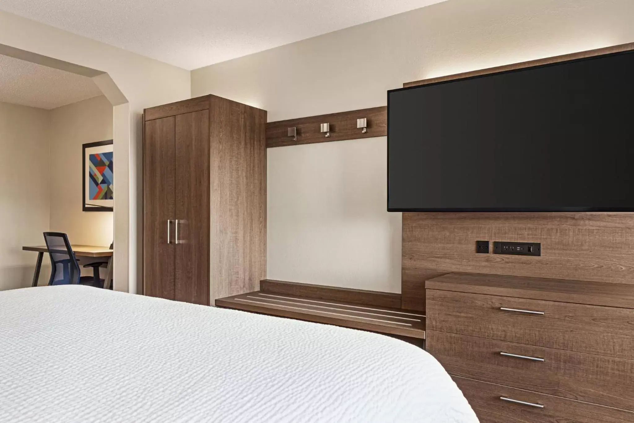 Bedroom, TV/Entertainment Center in Holiday Inn Express Hotel & Suites Anniston/Oxford, an IHG Hotel
