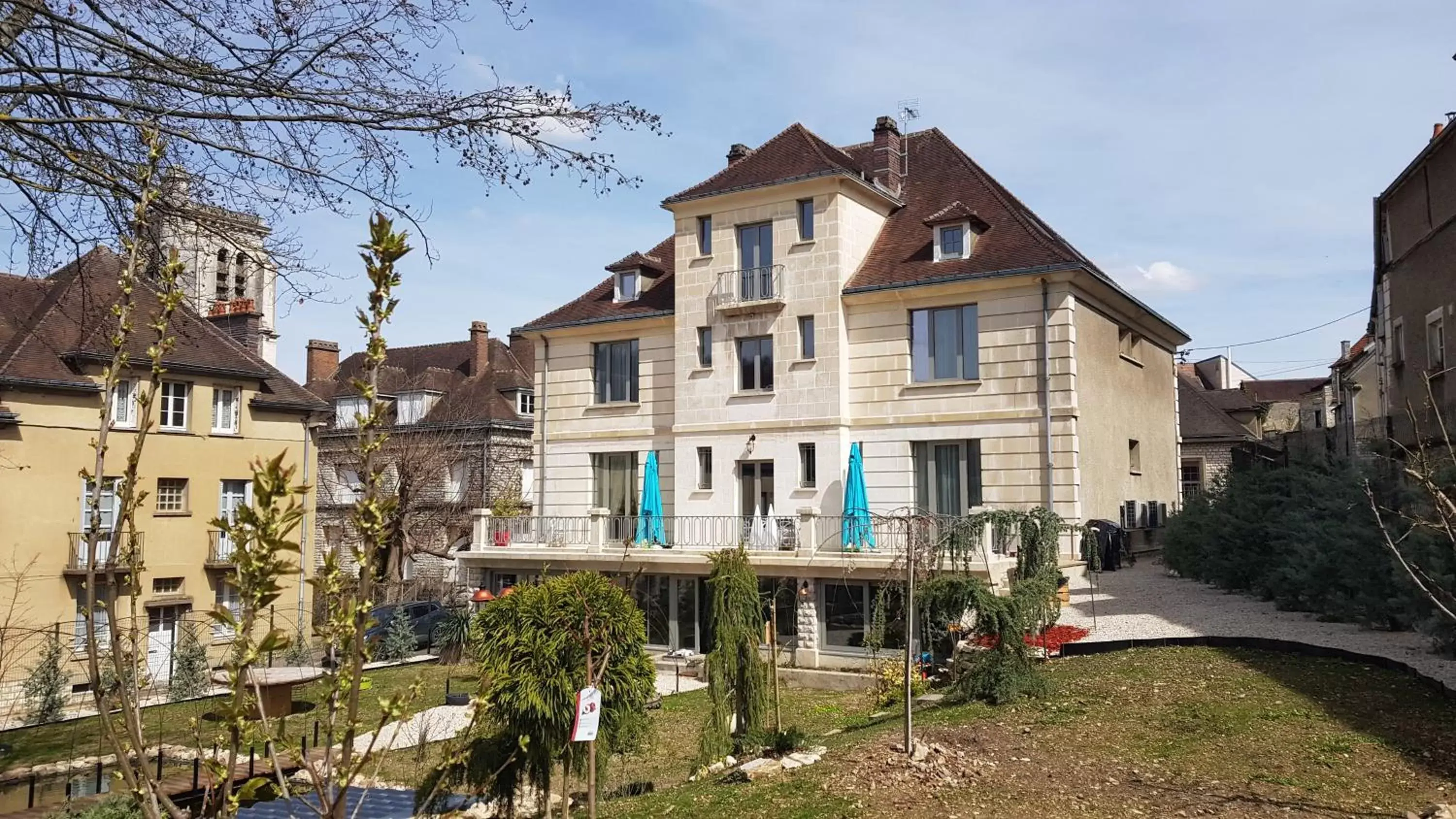 Garden view, Property Building in Les Étoiles