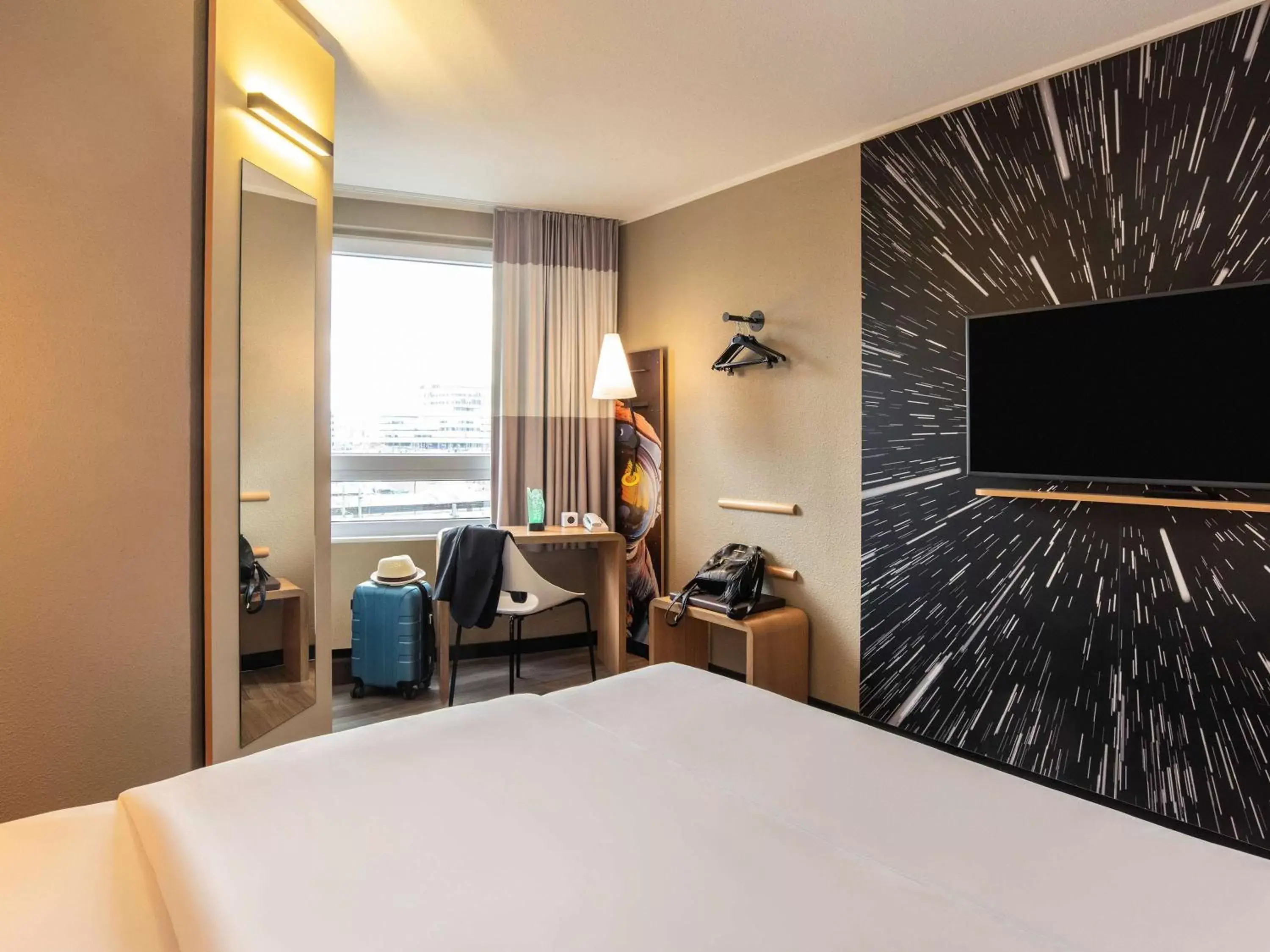 Photo of the whole room, TV/Entertainment Center in ibis Heidelberg Hauptbahnhof