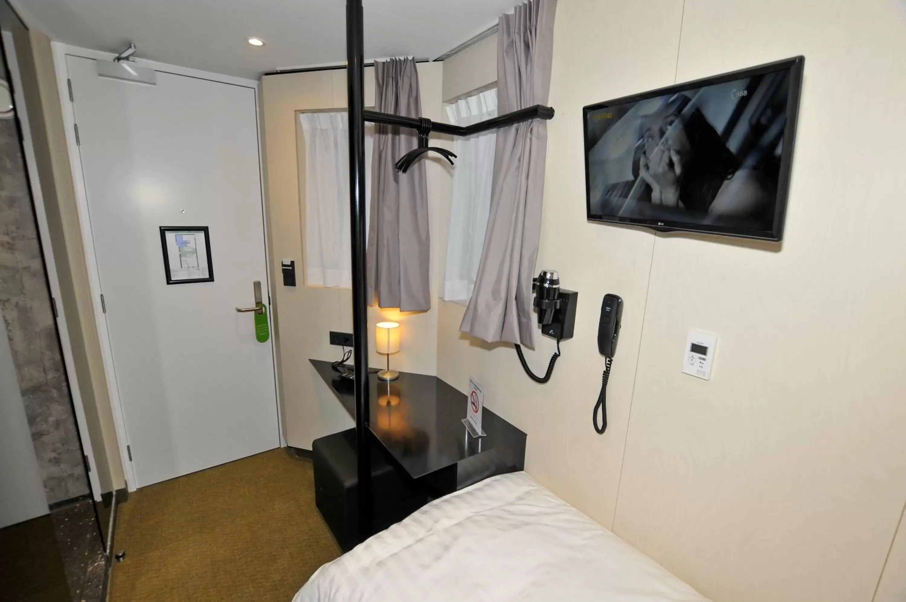 Bedroom, TV/Entertainment Center in Cityview Hotel