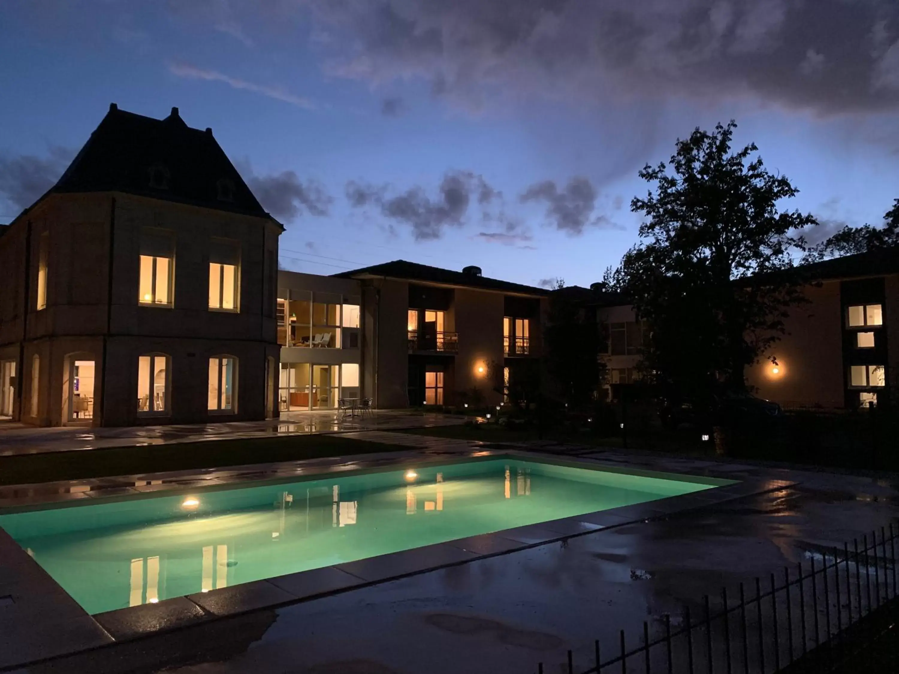 Property building, Swimming Pool in Brit Hotel Bordeaux Arena