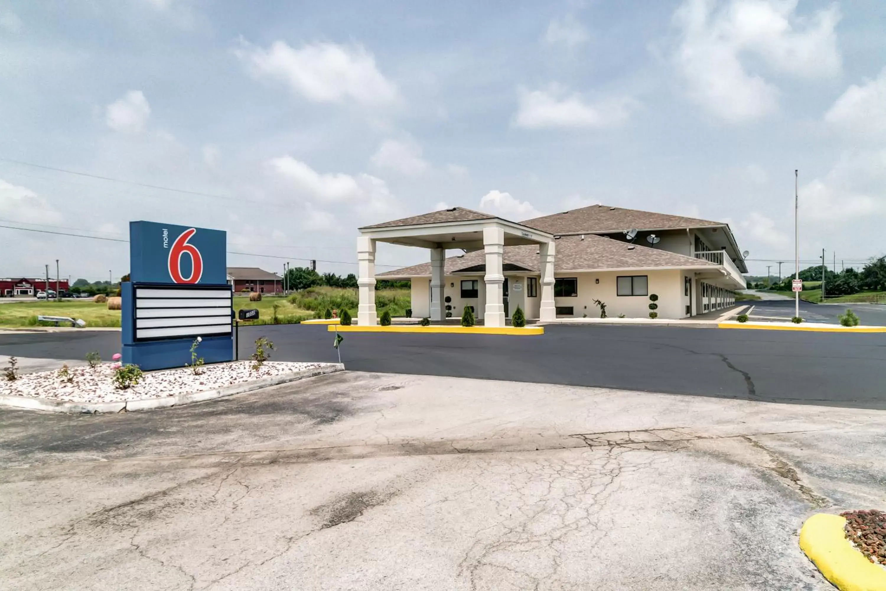 Property building in Motel 6-Berea, KY Property building in Motel 6-Berea, KY