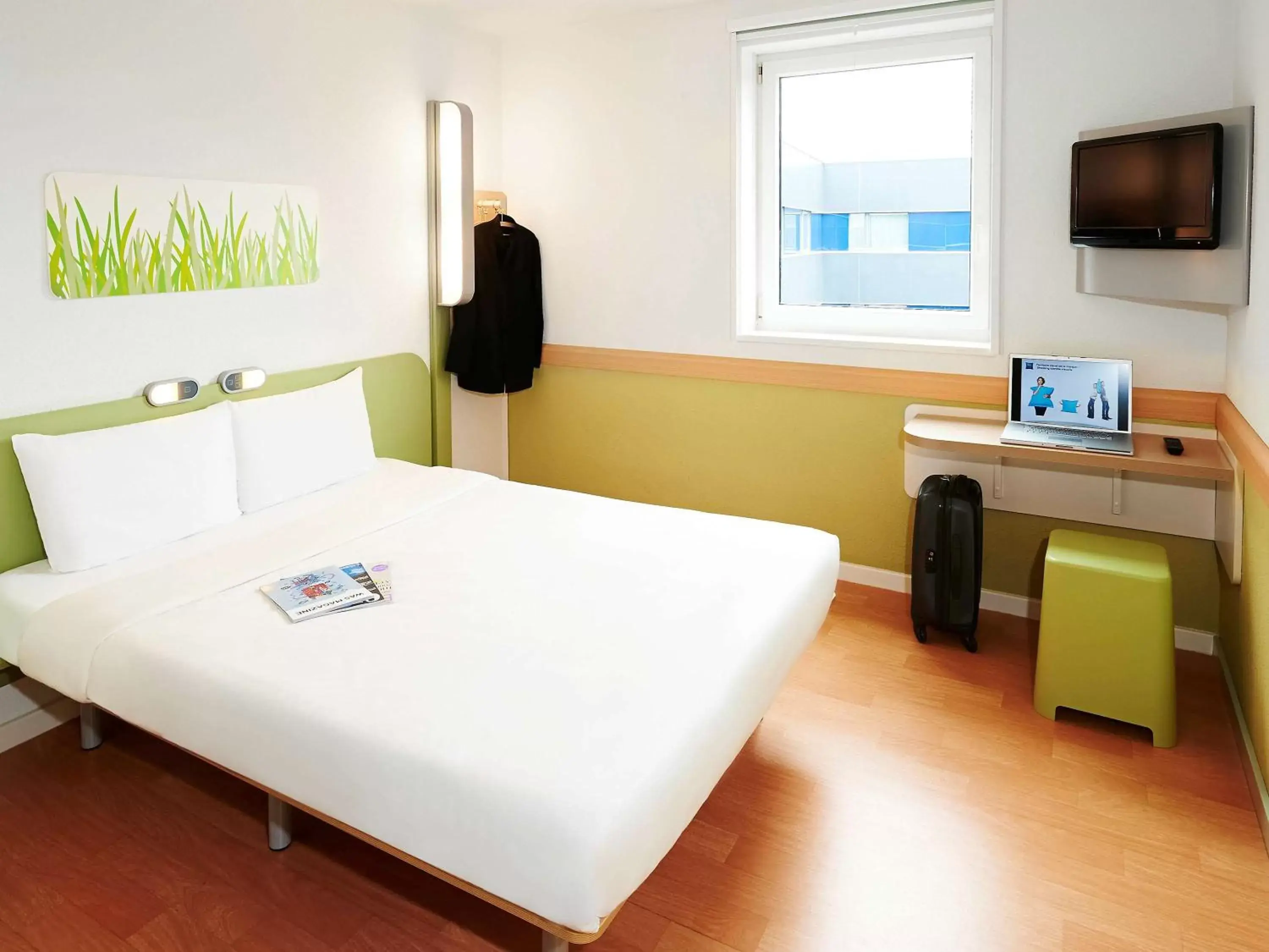 Photo of the whole room, Bed in Ibis Budget Clermont Ferrand - Le Brezet - Aeroport Photo of the whole room, Bed in Ibis Budget Clermont Ferrand - Le Brezet - Aeroport