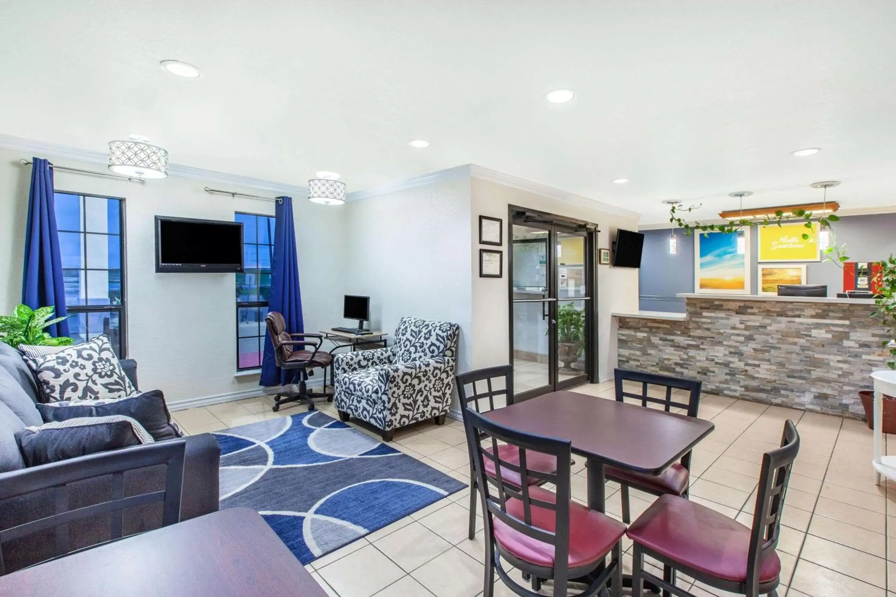 Lobby or reception, Lounge/Bar in Days Inn & Suites by Wyndham Braunig Lake