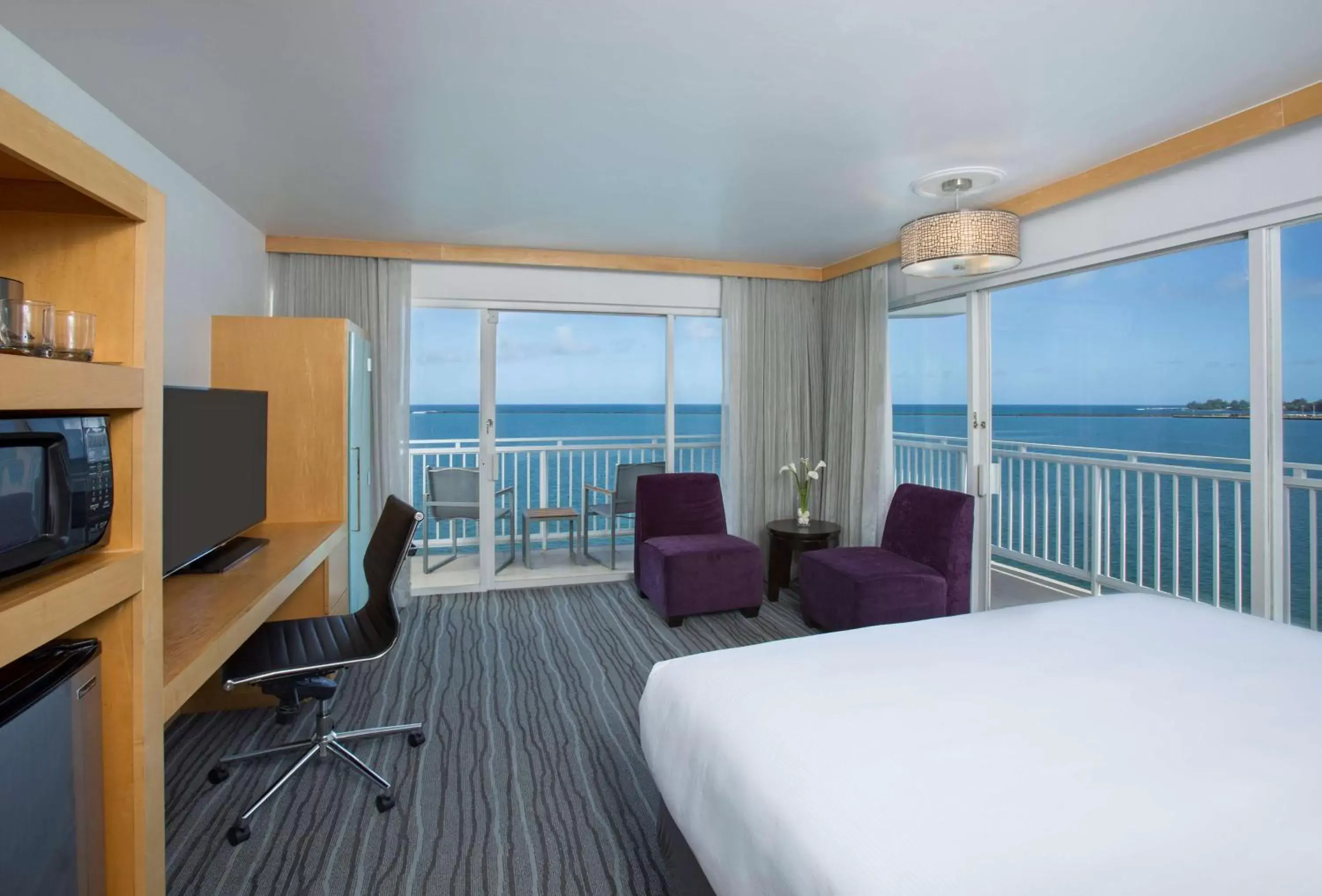 Bed, Sea View in Grand Naniloa Hotel, a Doubletree by Hilton