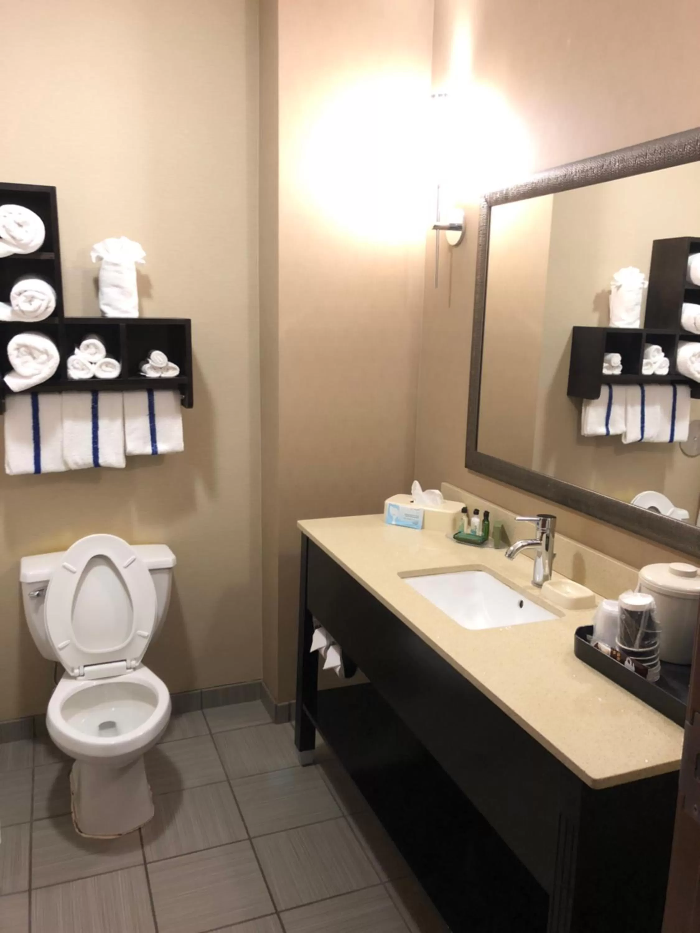 Countryview Inn & Suites