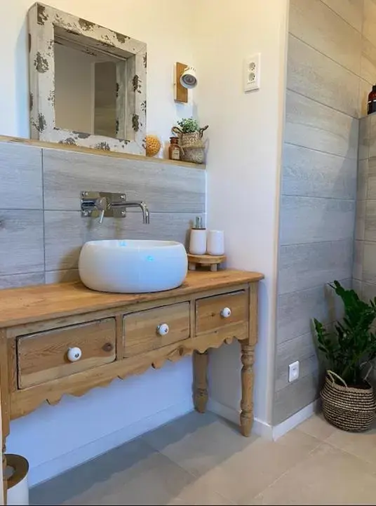 Shower, Bathroom in le pool house