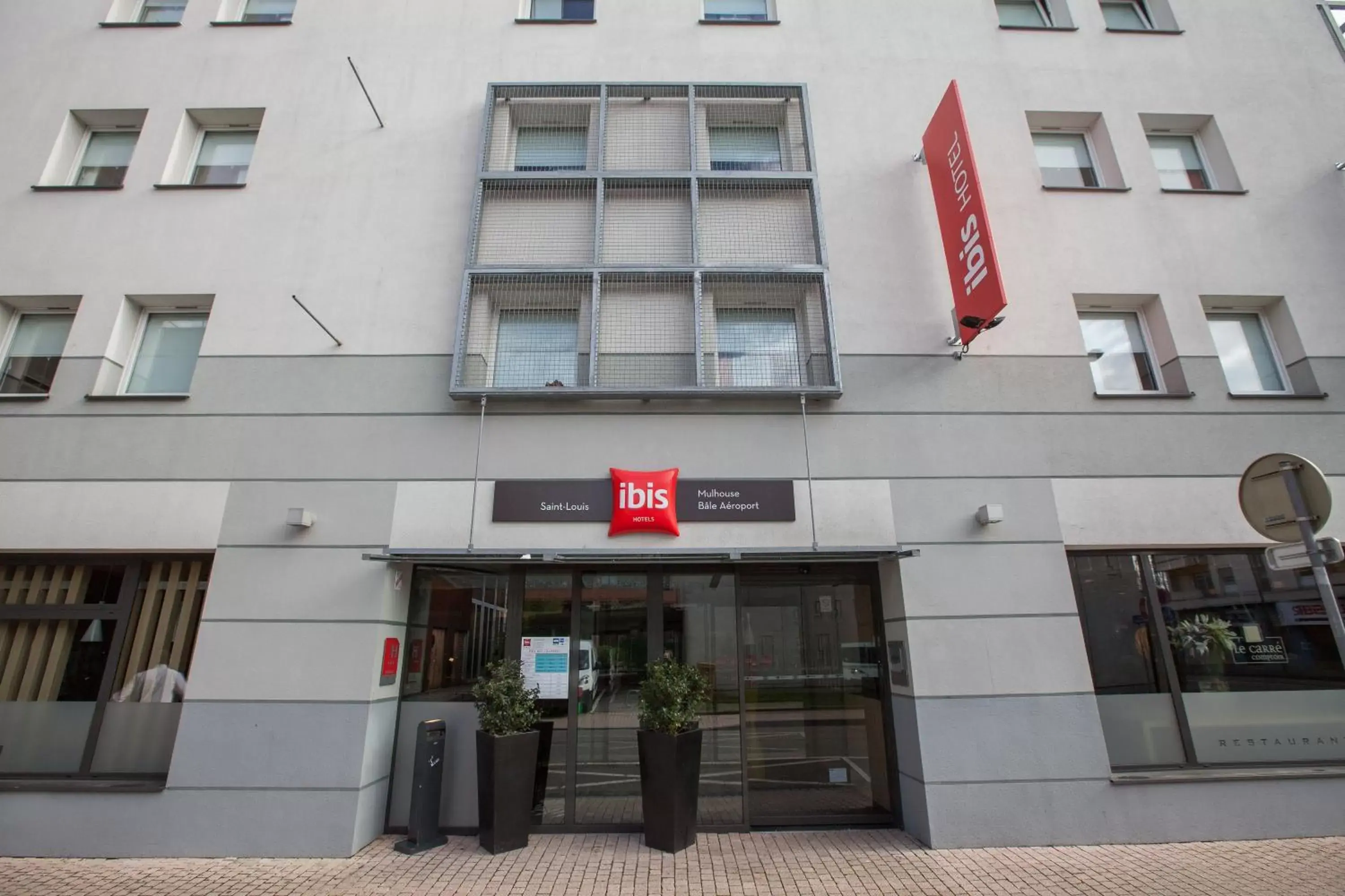 Facade/entrance in Ibis Aéroport Bâle Mulhouse Facade/entrance in Ibis Aéroport Bâle Mulhouse