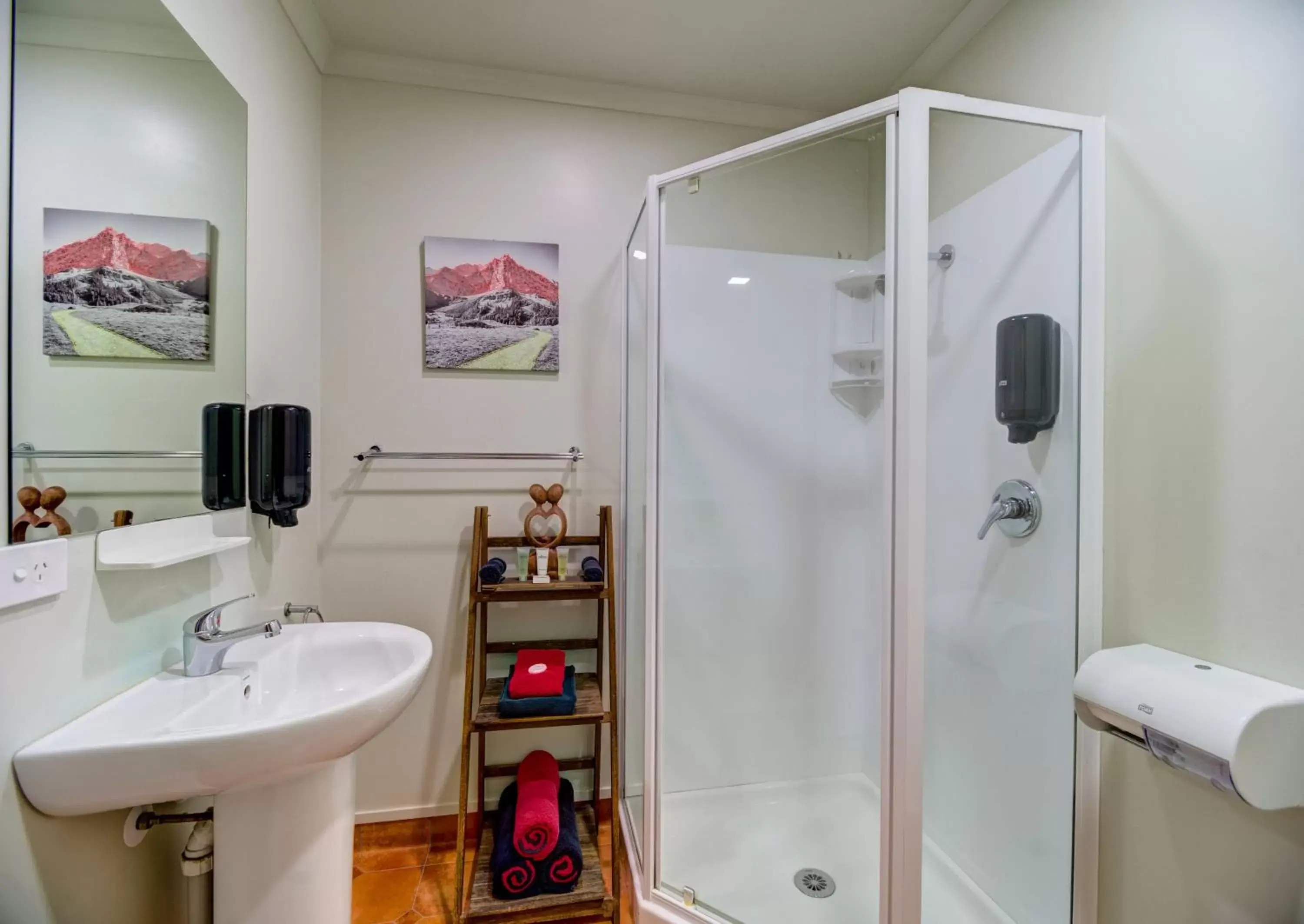 Shower, Bathroom in Silver Fern Lodge