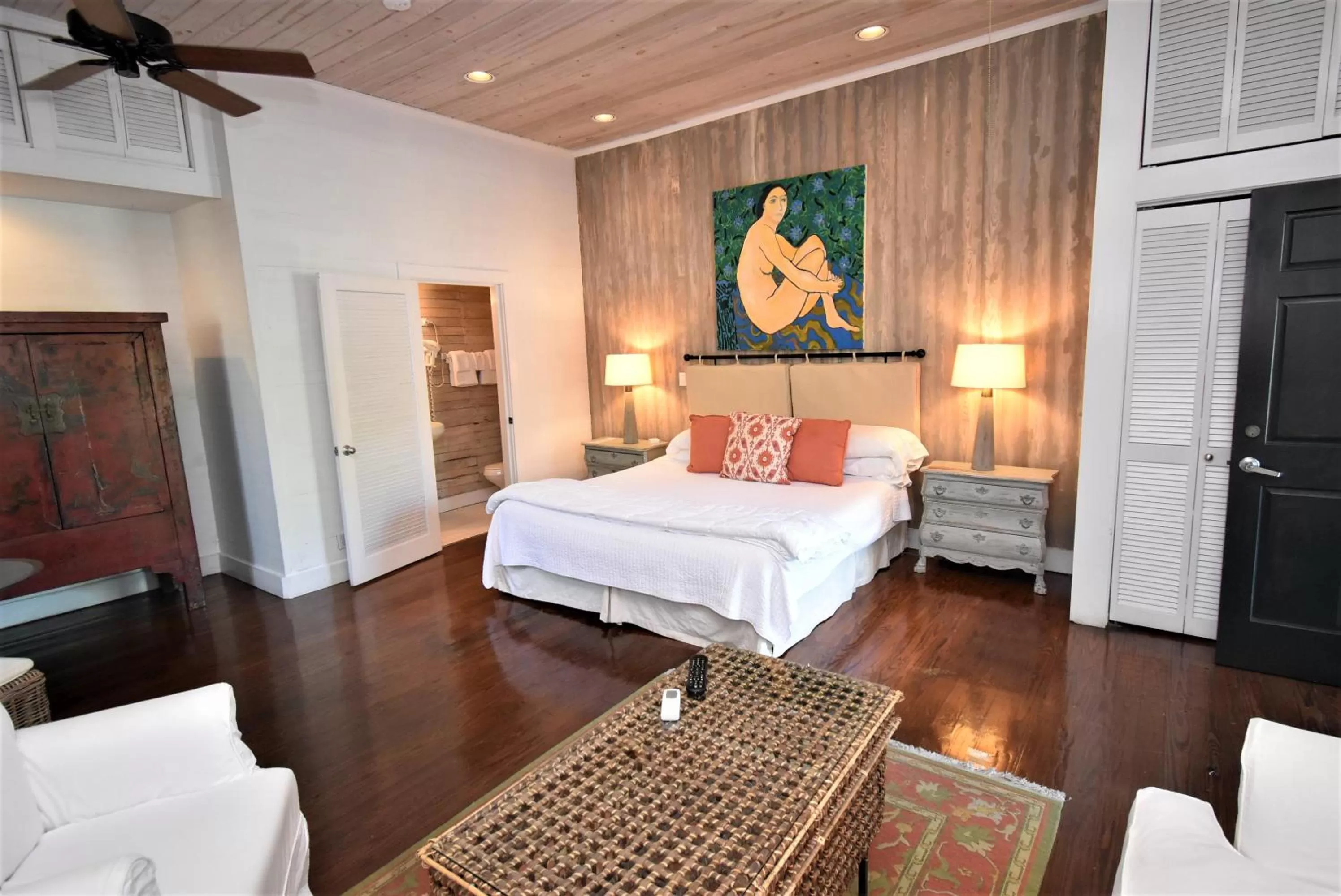 Bed in Simonton Court Historic Inn & Cottages