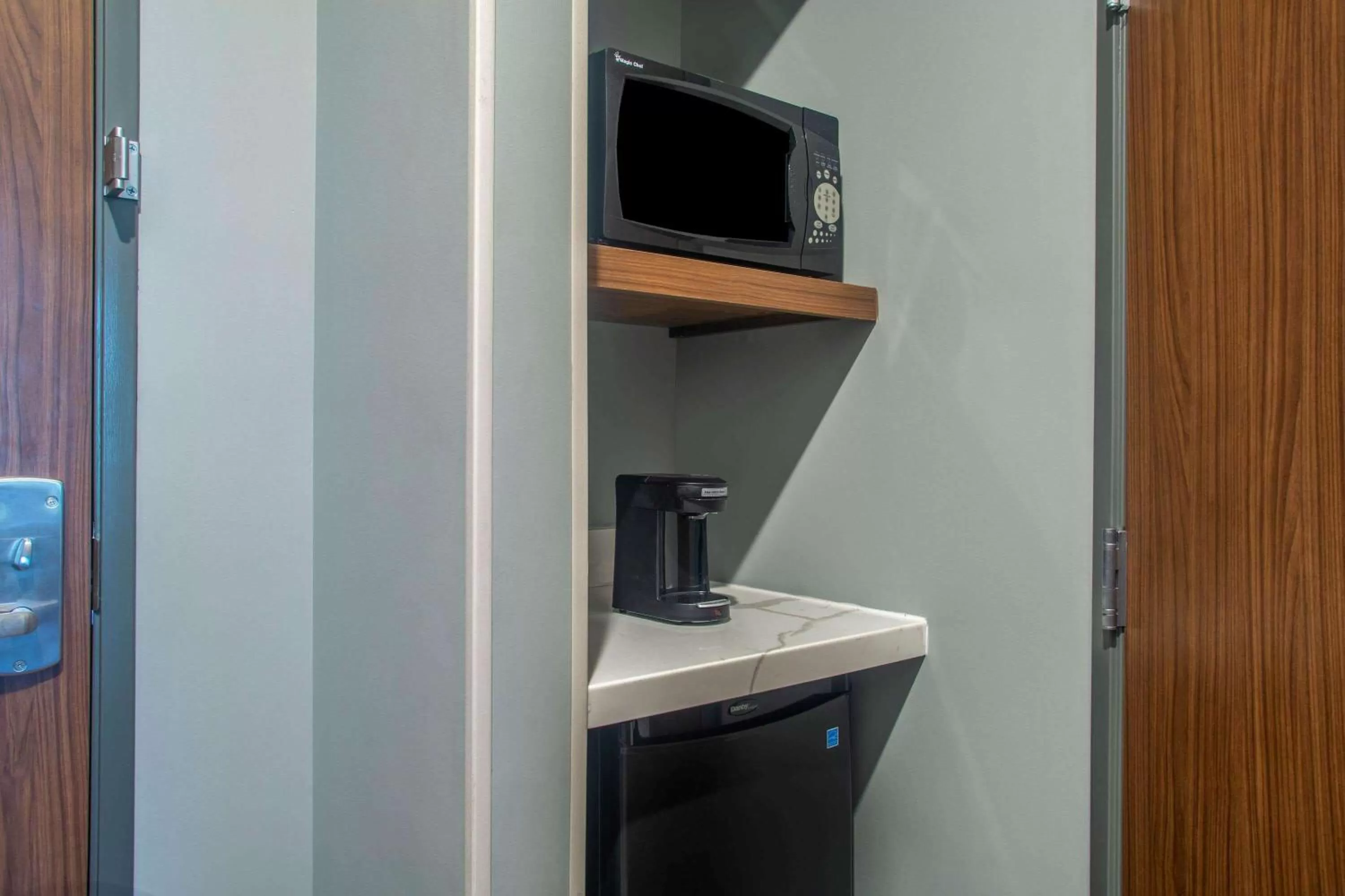 Photo of the whole room in La Quinta Inn & Suites by Wyndham Oxford