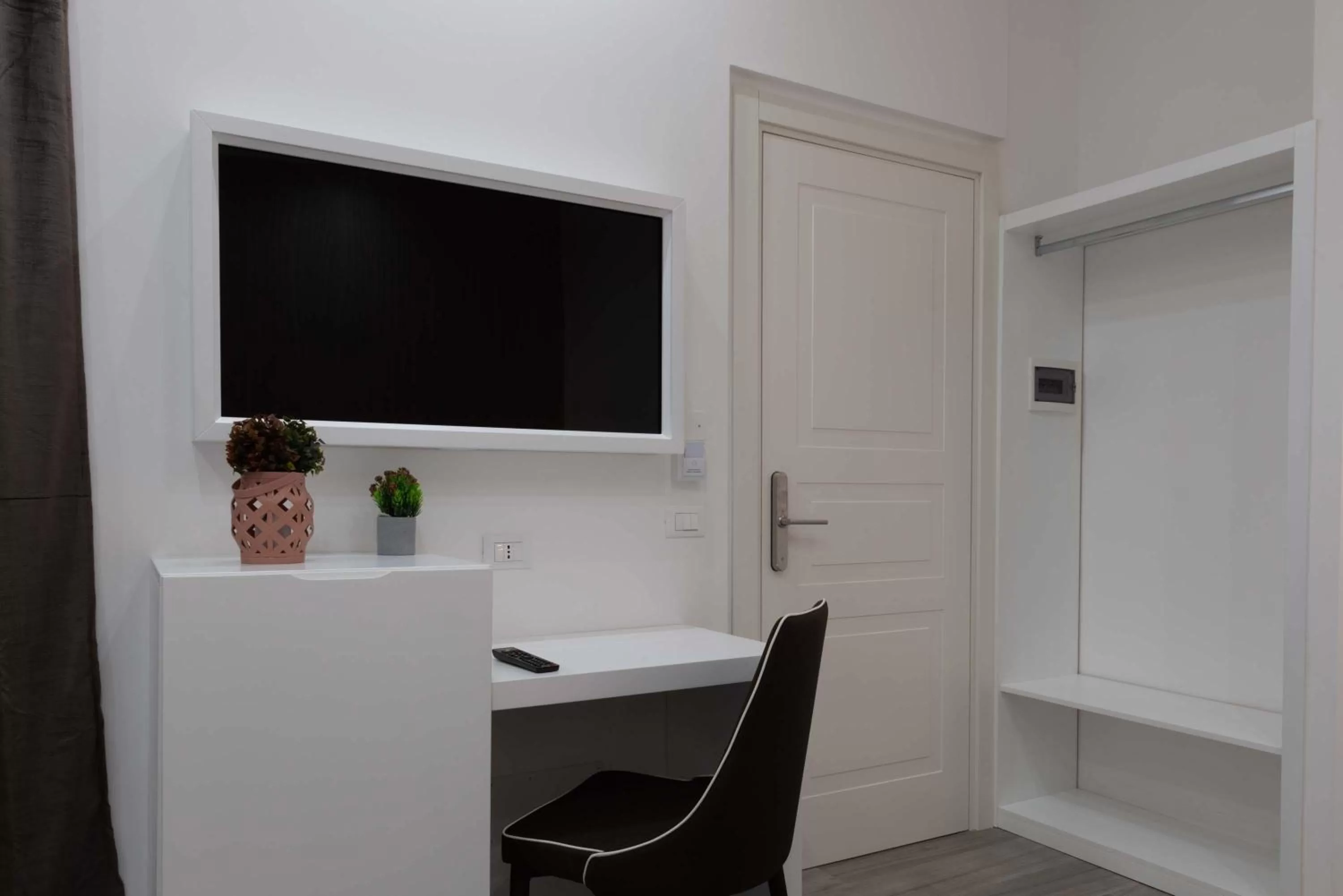 TV and multimedia, TV/Entertainment Center in Blanc Rooms