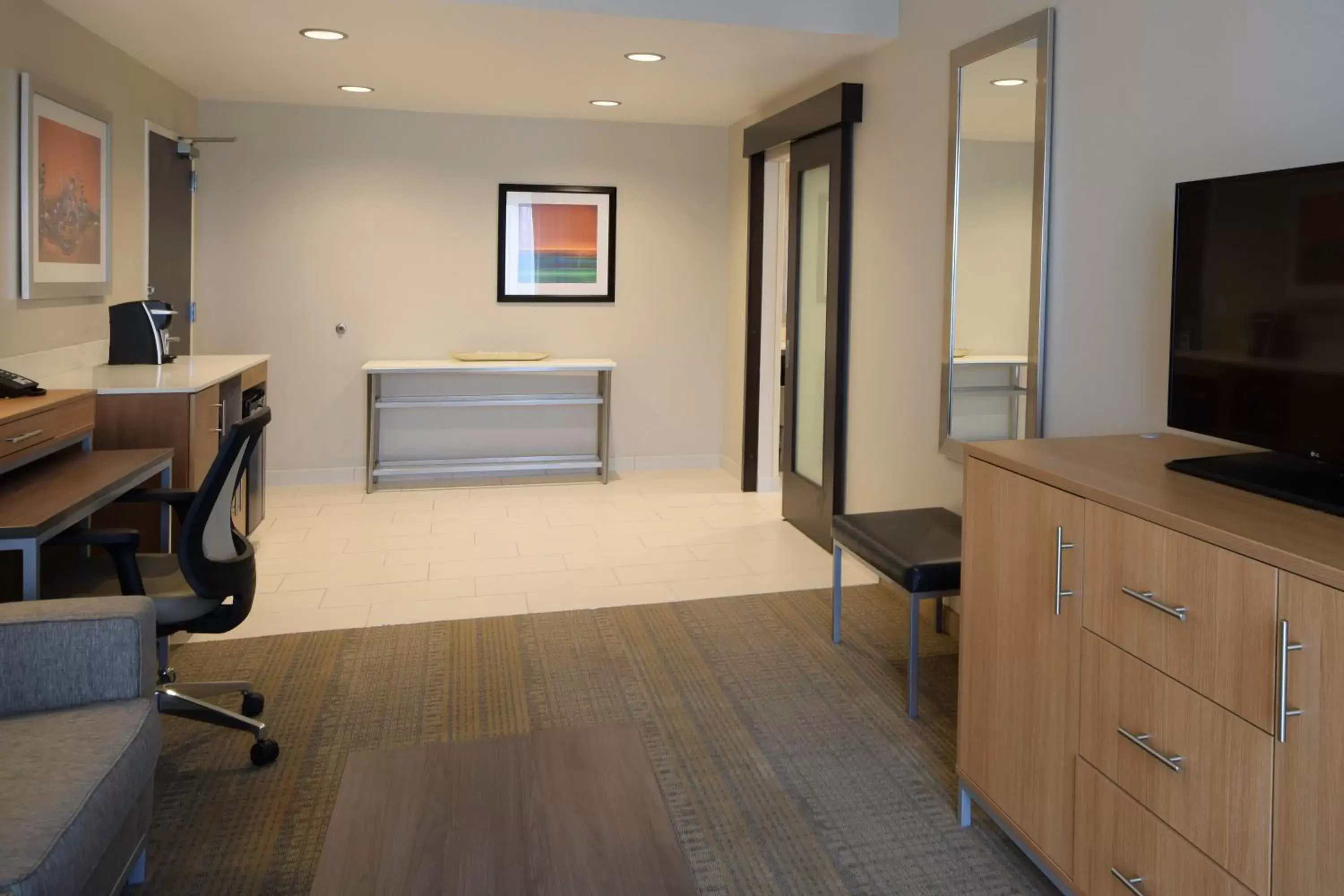 Photo of the whole room, TV/Entertainment Center in Holiday Inn Cincinnati North West Chester, an IHG Hotel