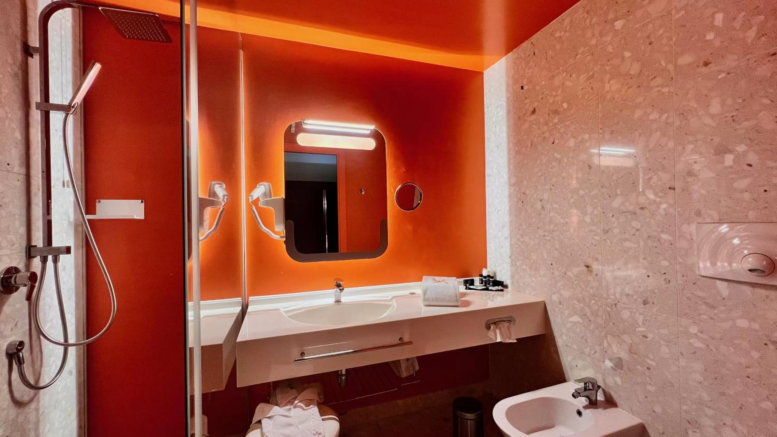 Shower in San Ranieri Hotel