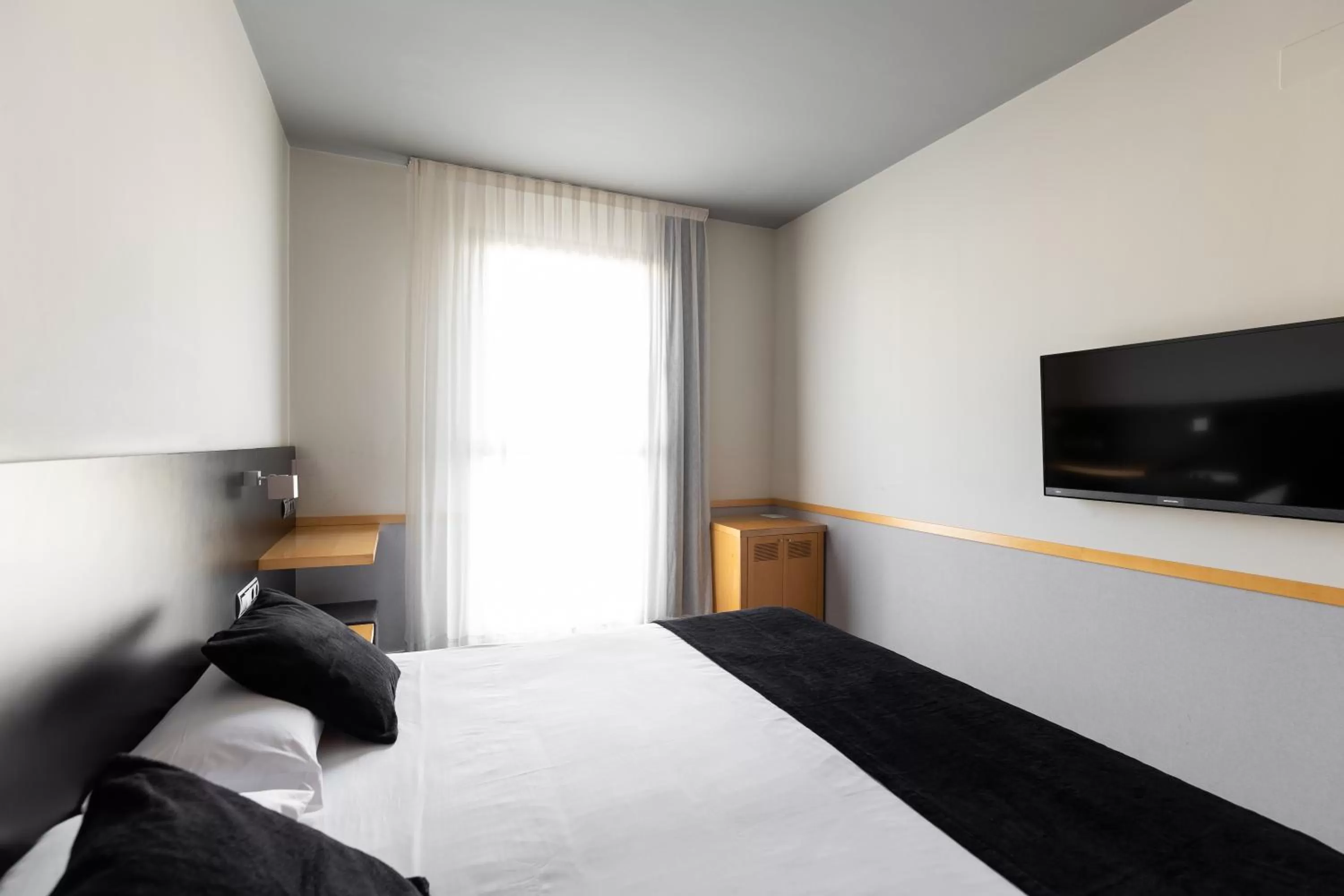 Photo of the whole room, Bed in Onix Liceo