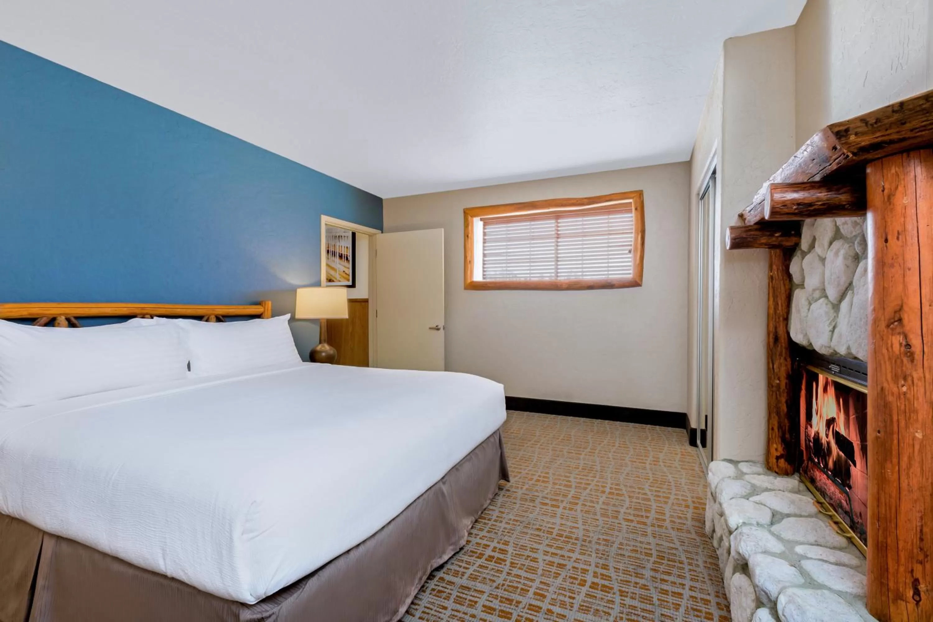 Photo of the whole room, Bed in Holiday Inn Resort The Lodge at Big Bear Lake by IHG