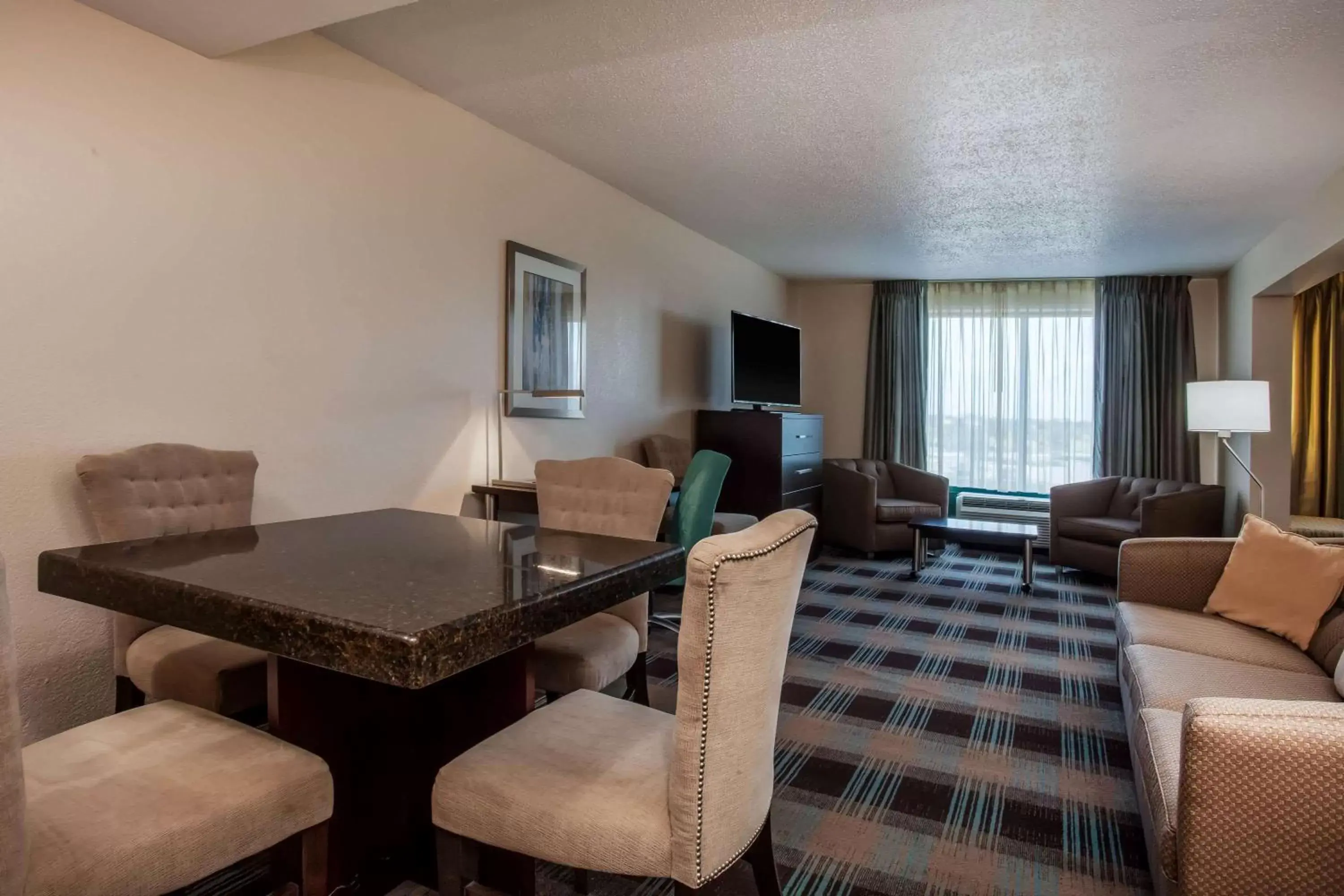 Photo of the whole room, Seating Area in Wingate By Wyndham - Orlando International Airport