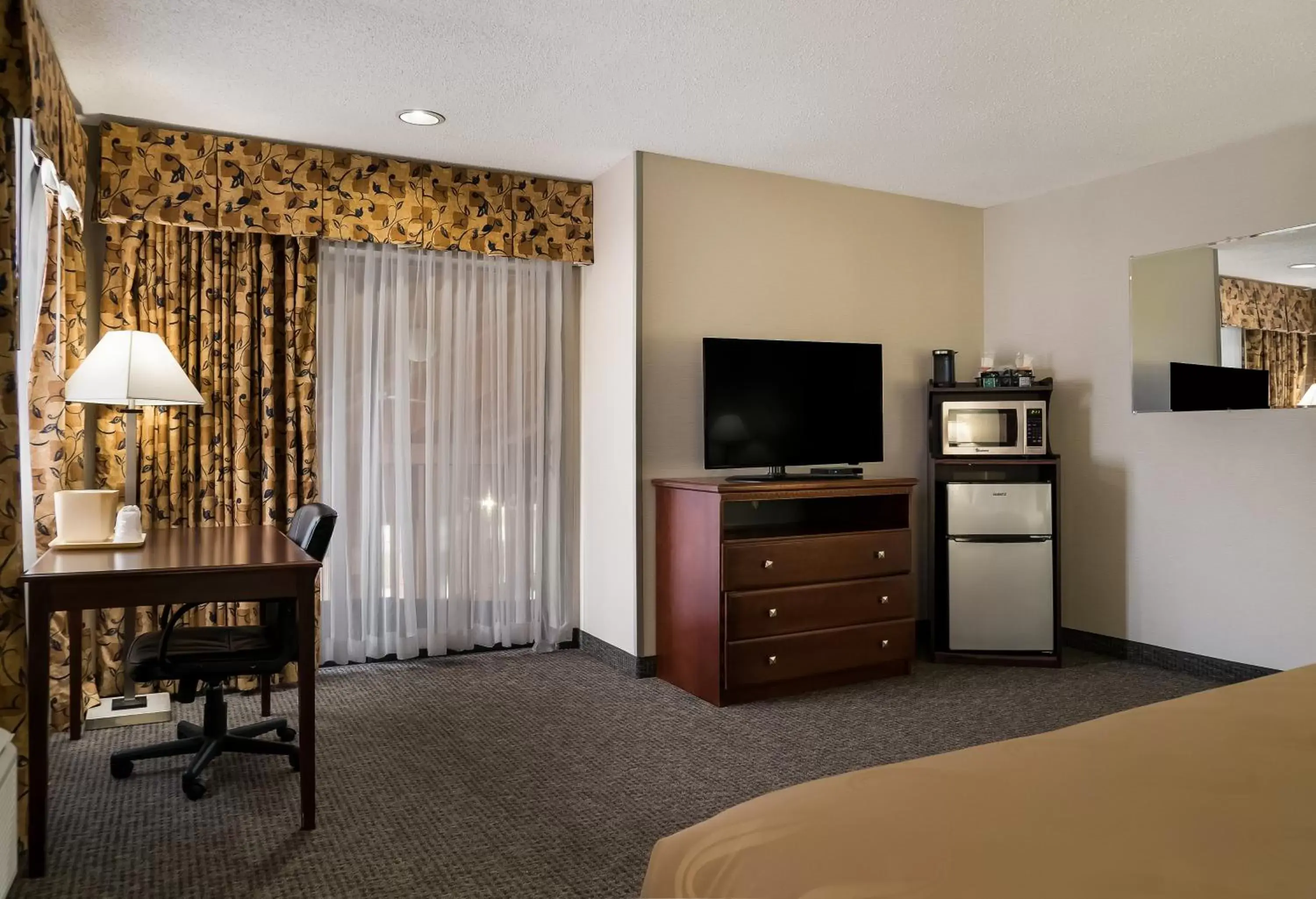 TV/Entertainment Center in Quality Inn