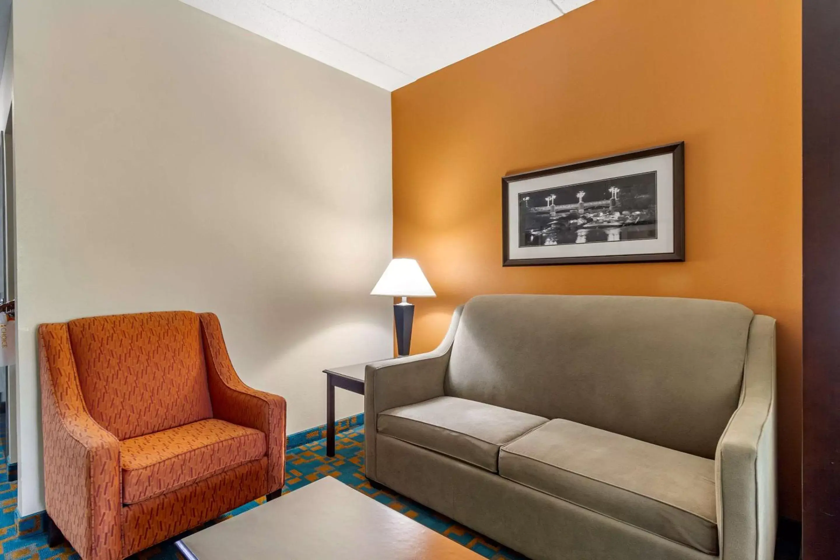 Bedroom, Seating Area in Comfort Suites Knoxville West - Farragut