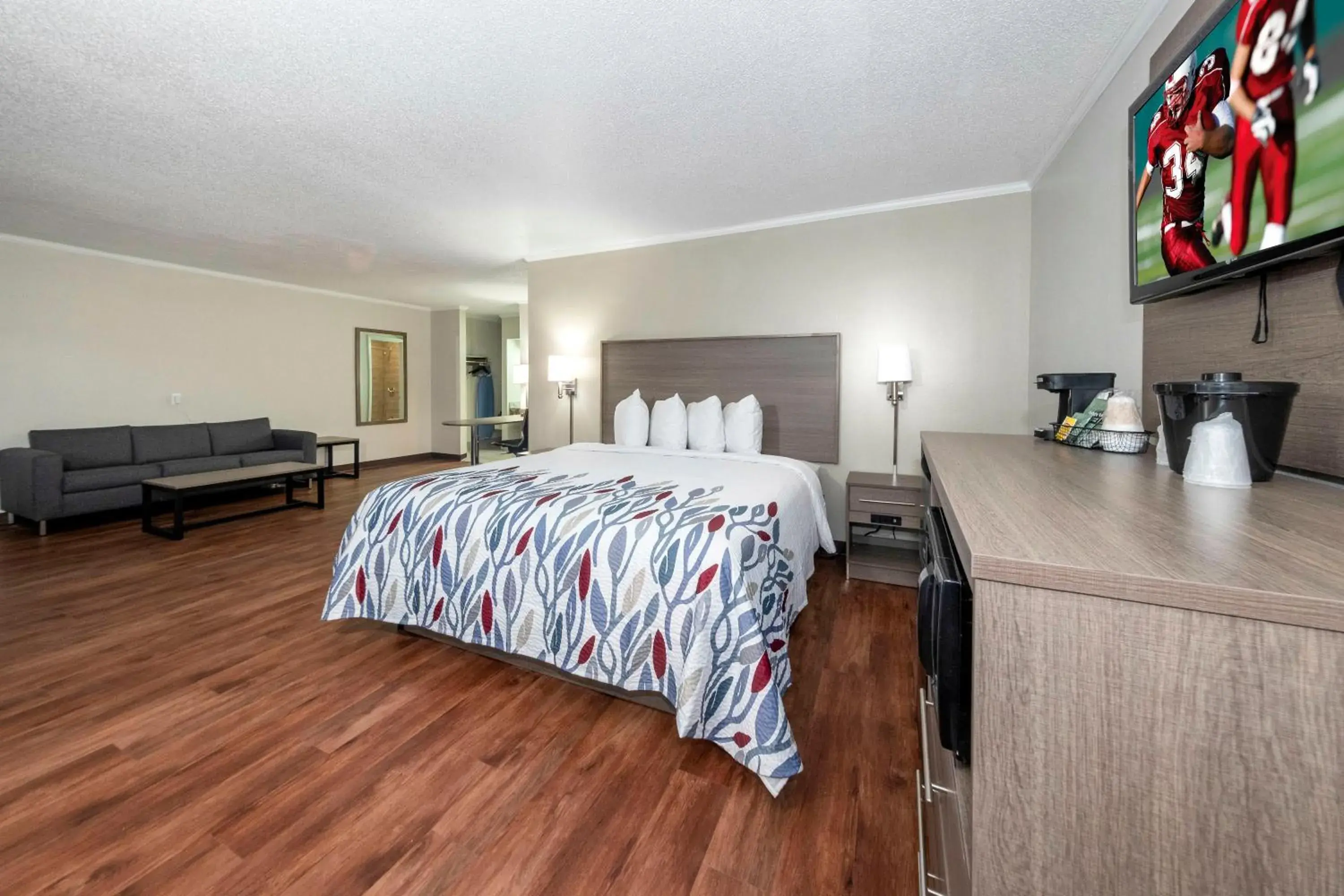 Photo of the whole room, Bed in Red Roof Inn Petersburg - Fort Lee