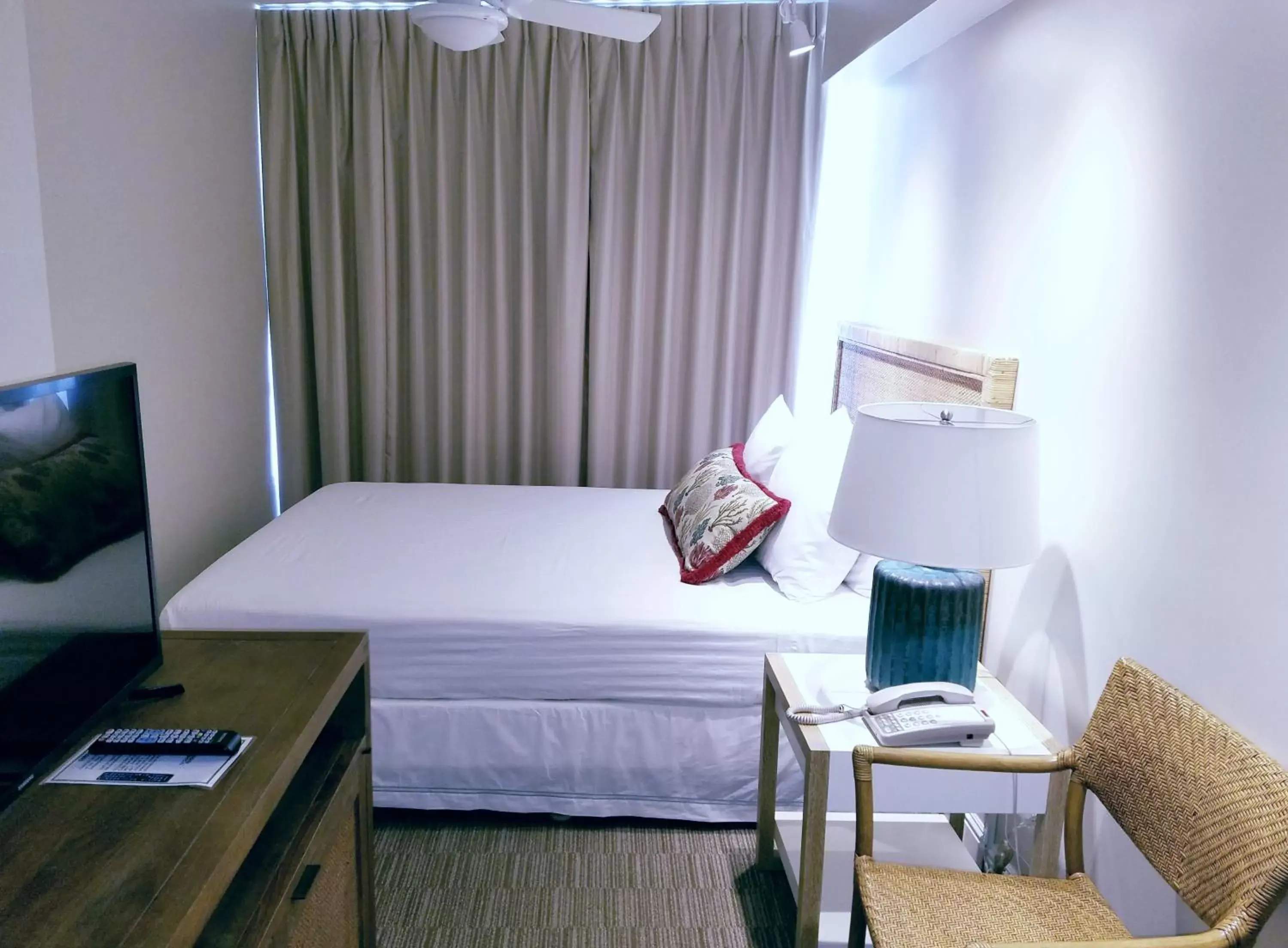 Deluxe Banyan Suite in Imperial Hawaii Resort Deluxe Banyan Suite in Imperial Hawaii Resort