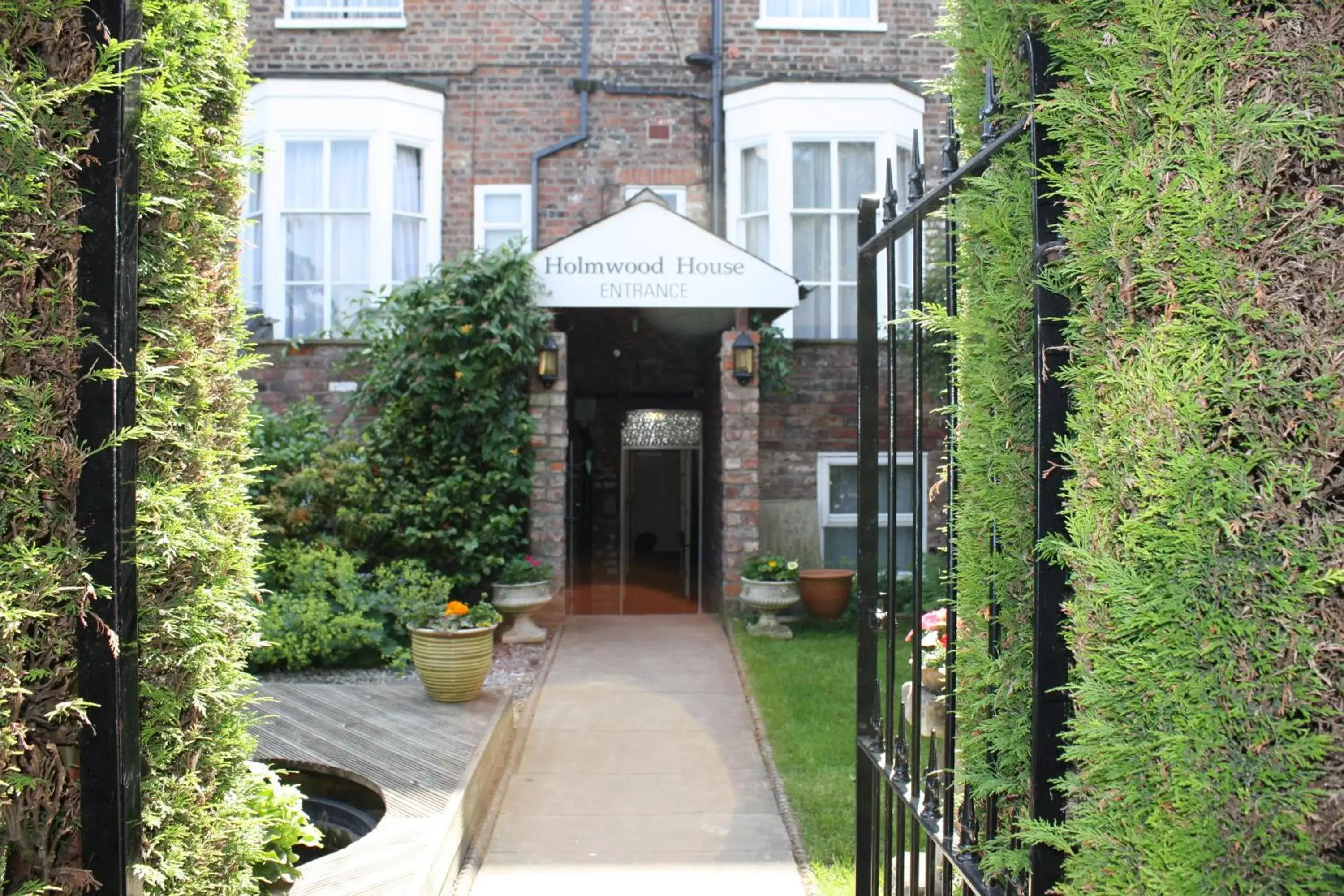 Facade/entrance in Holmwood House Guest Accommodation