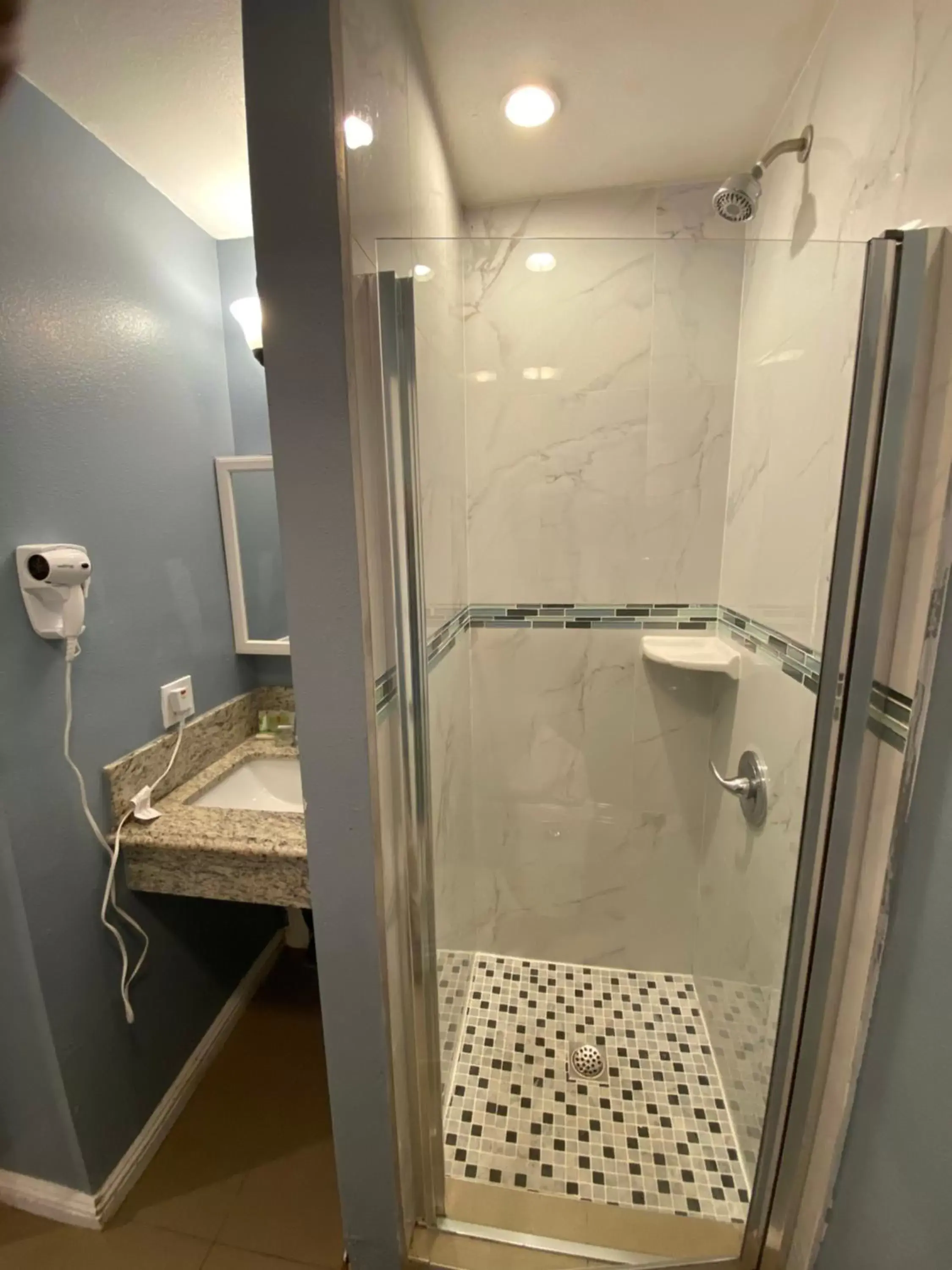 Shower, Bathroom in Ocean Surf Inn & Suites