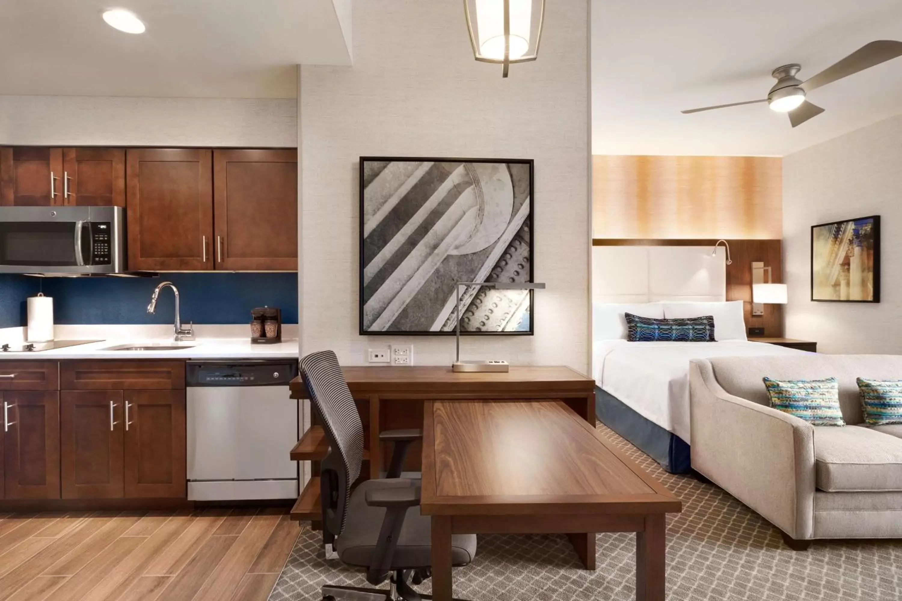 Bedroom, Kitchen/Kitchenette in Homewood Suites By Hilton Arlington Rosslyn Key Bridge