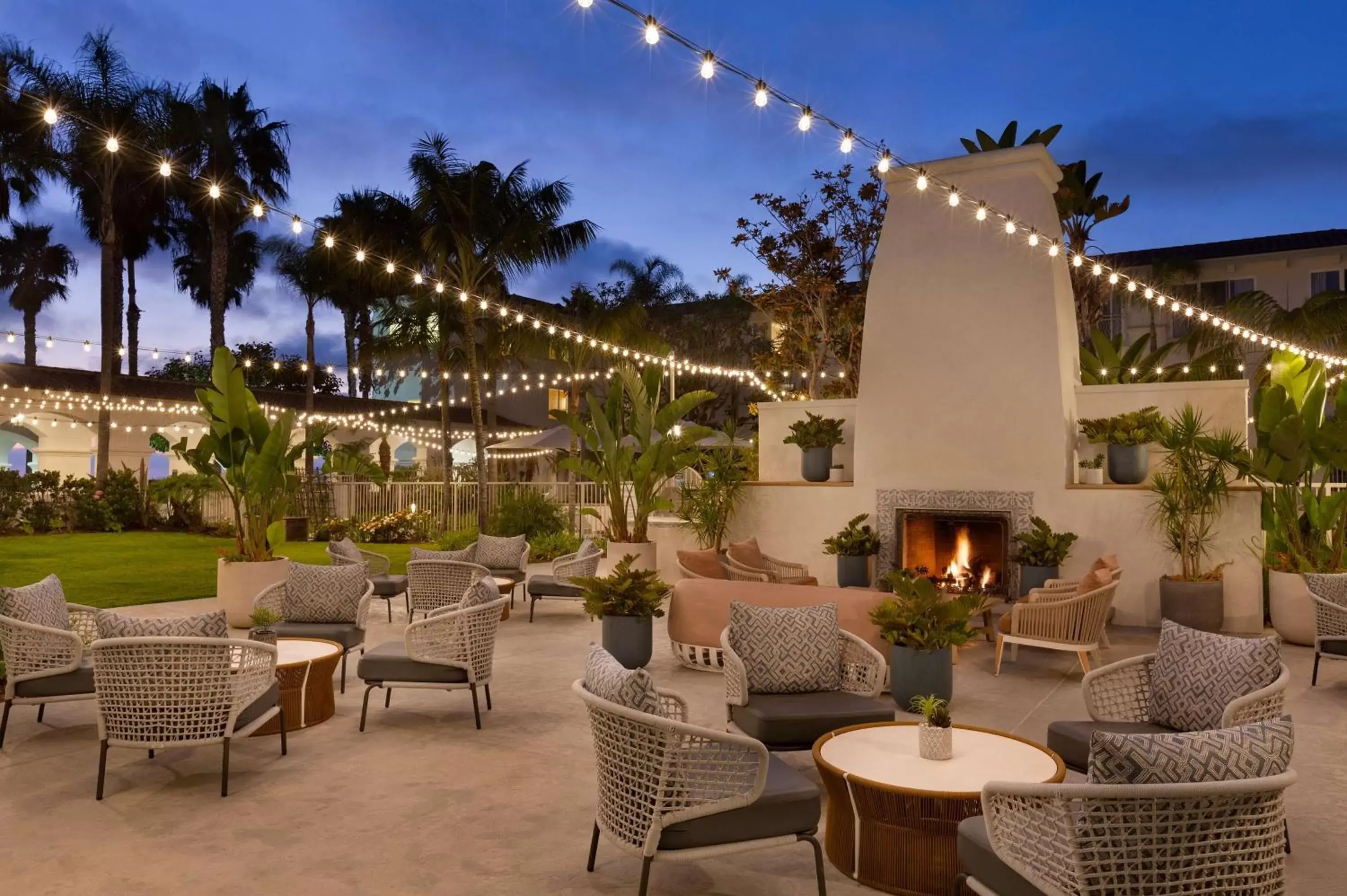 Lounge or bar in Hilton Garden Inn Carlsbad Beach