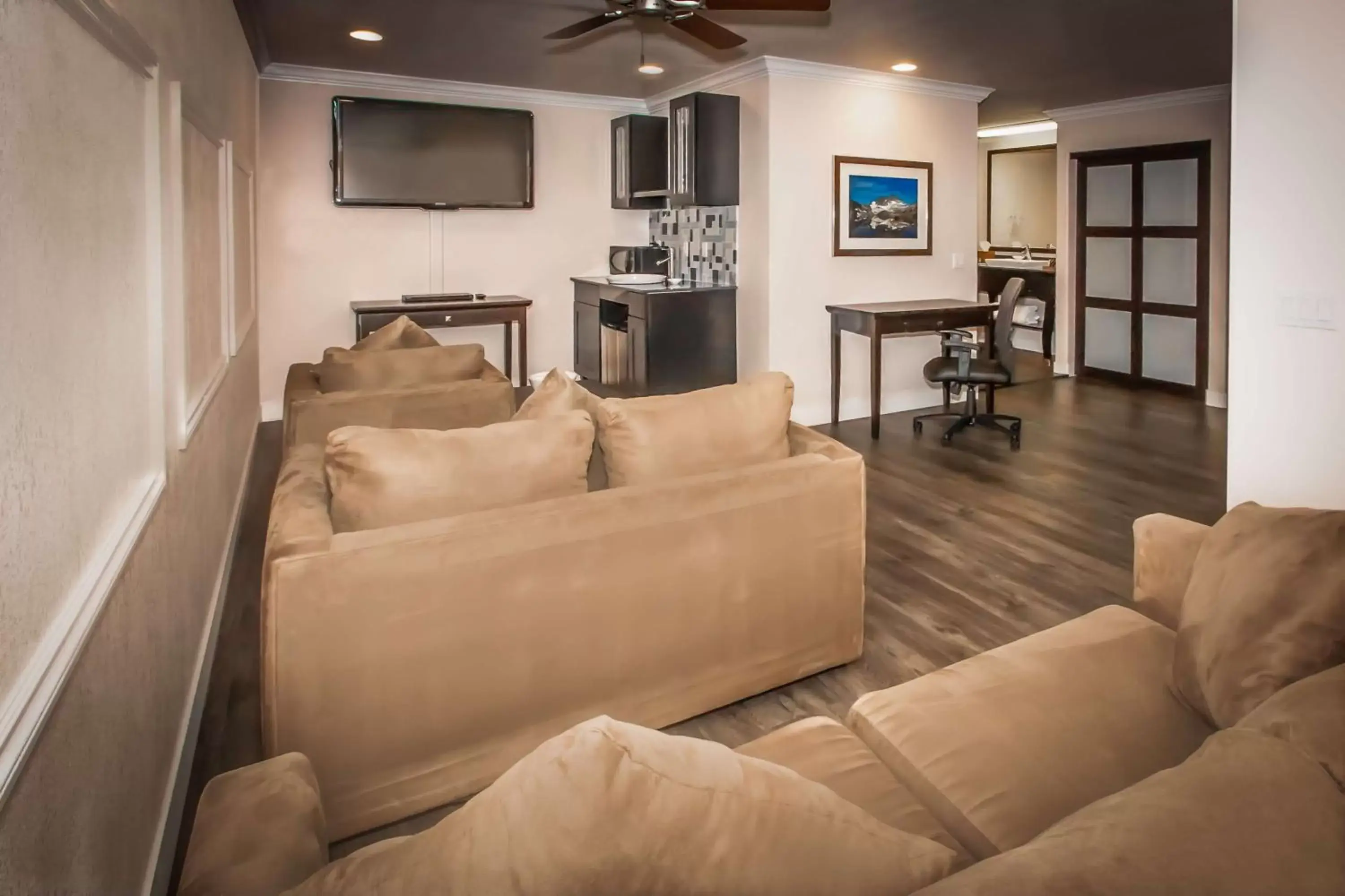 Photo of the whole room, Seating Area in Best Western Bishop Lodge