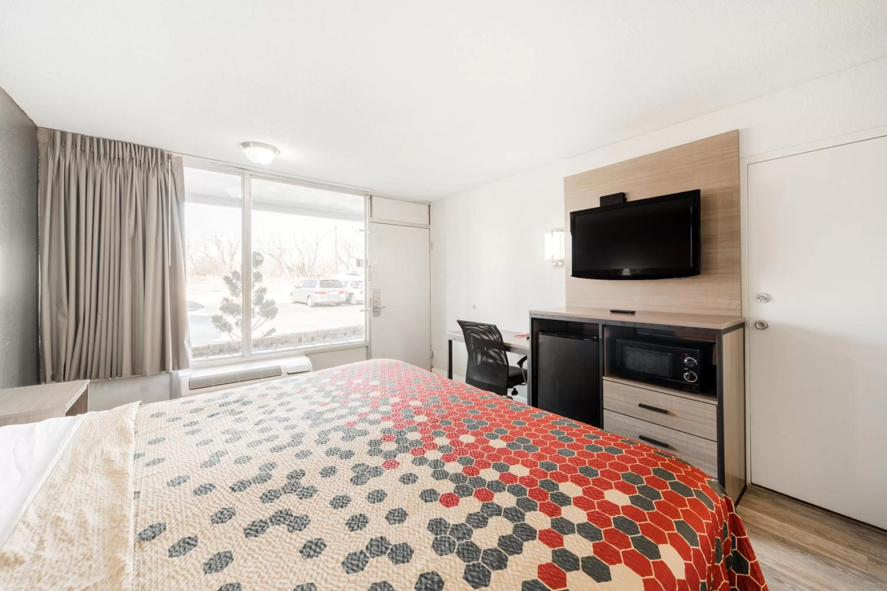 Bed in Econo Lodge Inn & Suites Near Bricktown