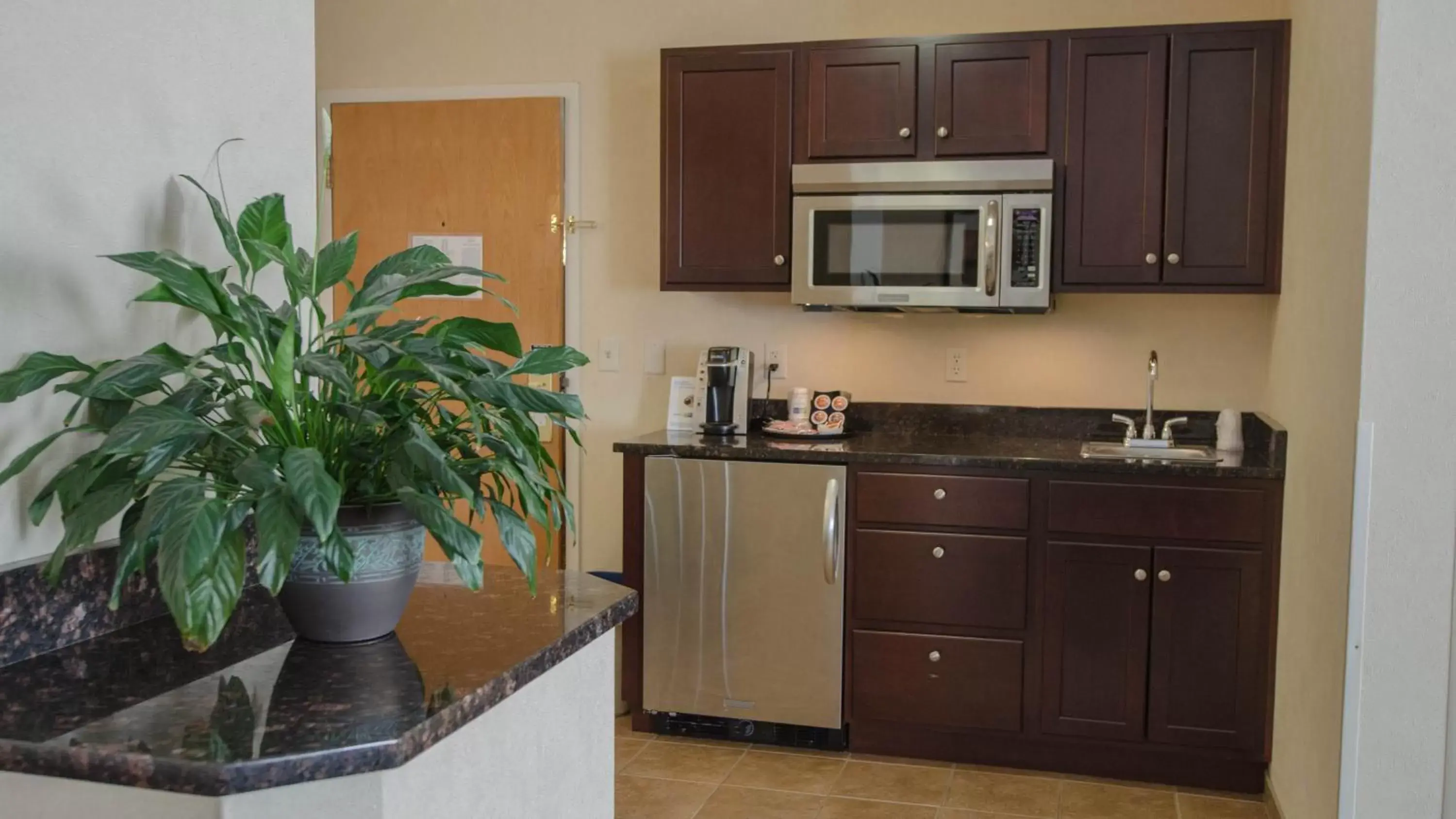 Photo of the whole room, Kitchen/Kitchenette in Holiday Inn Express South Burlington, an IHG Hotel