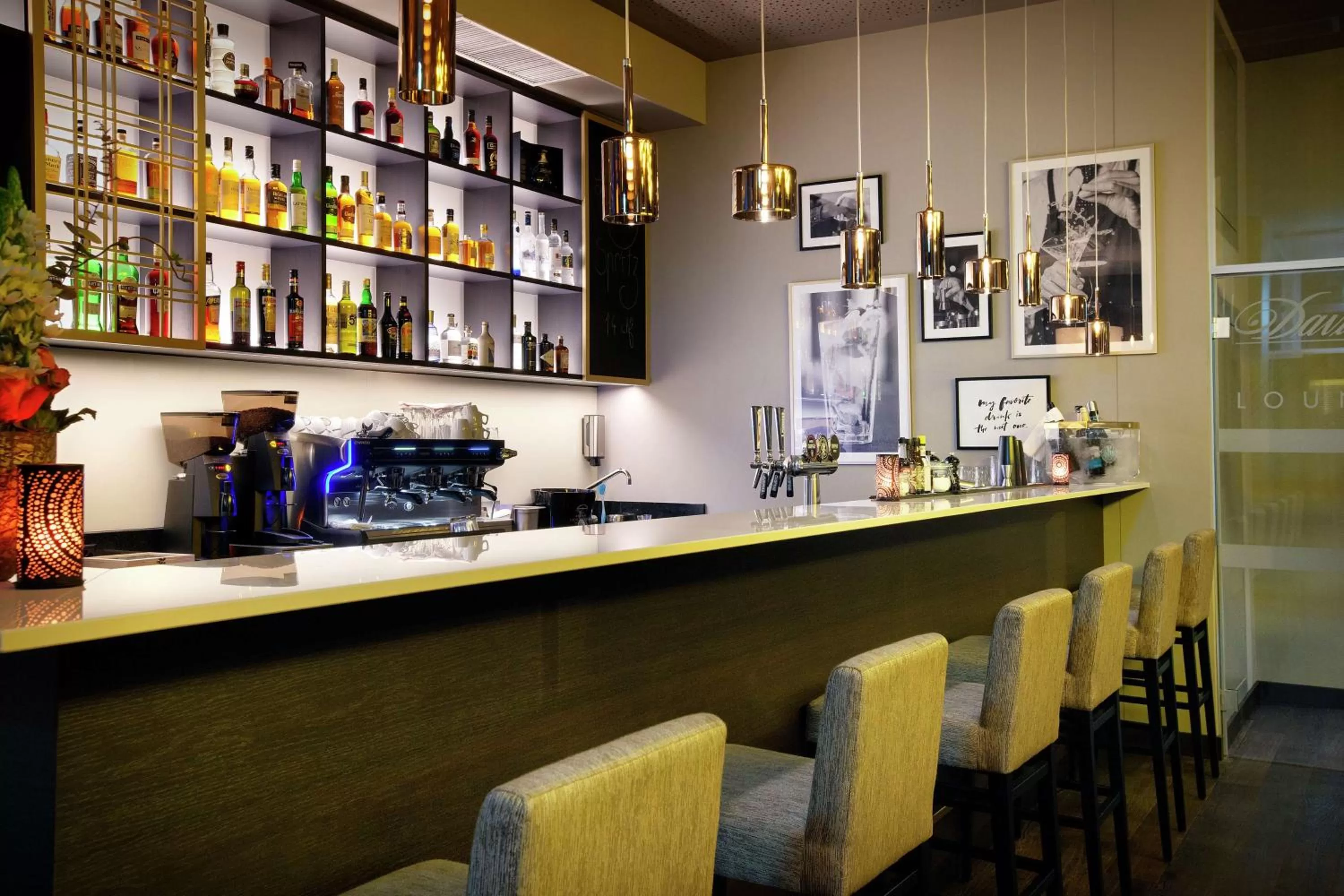 Lounge or bar in Hilton Garden Inn Zurich Limmattal