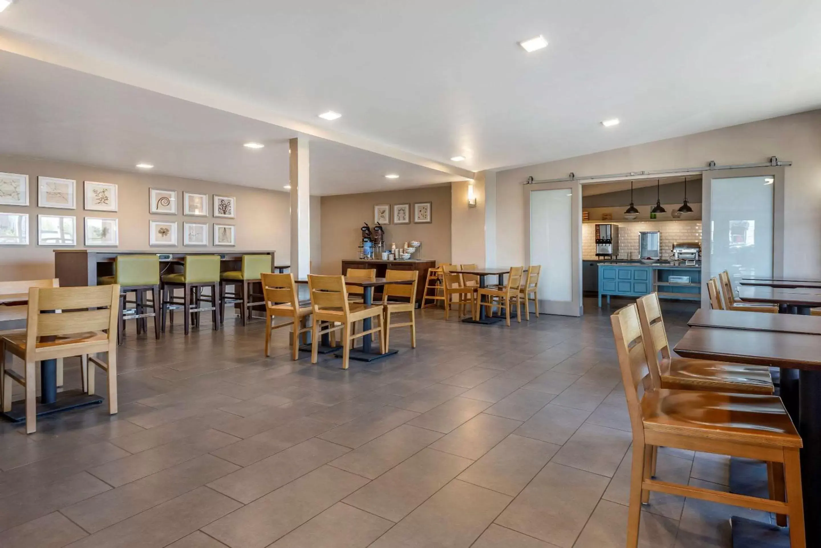 Restaurant/Places to Eat in Comfort Inn & Suites Syracuse North