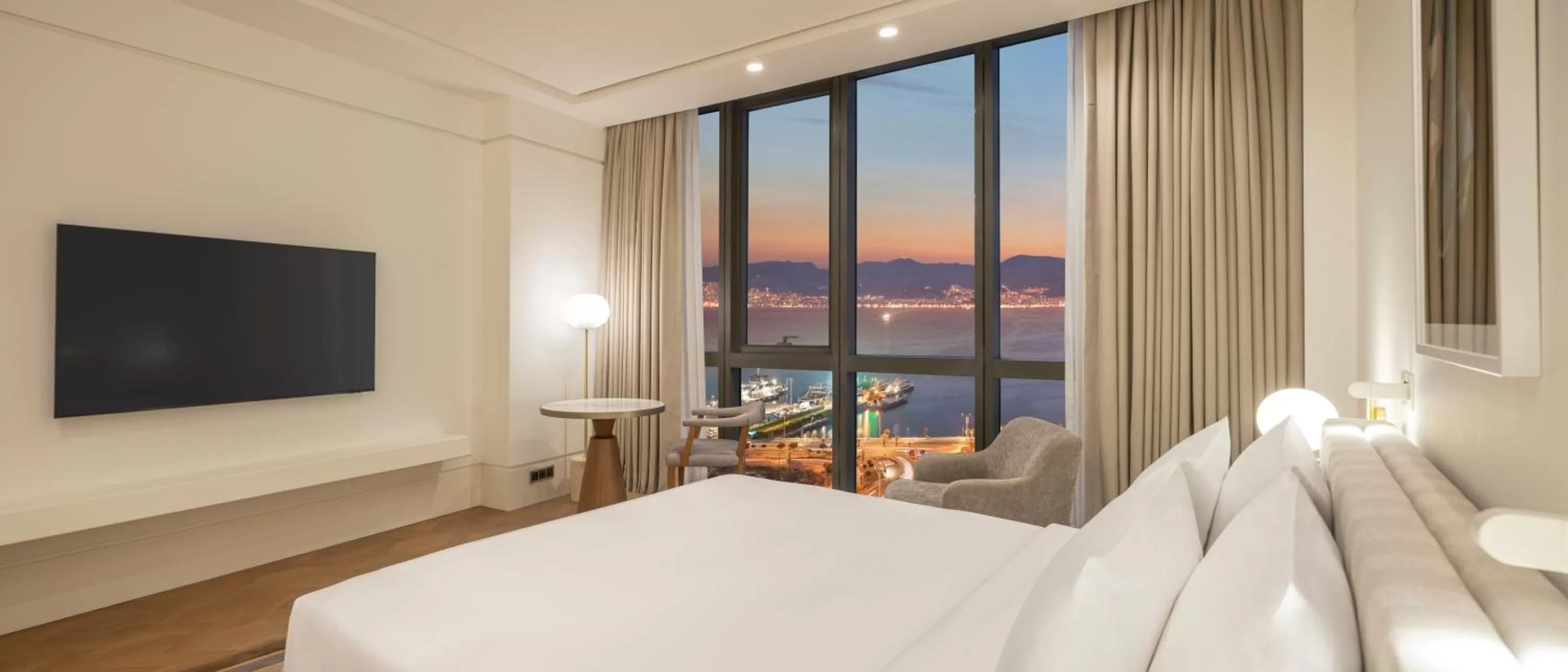 Bed in Hyatt Regency Izmir IstinyePark